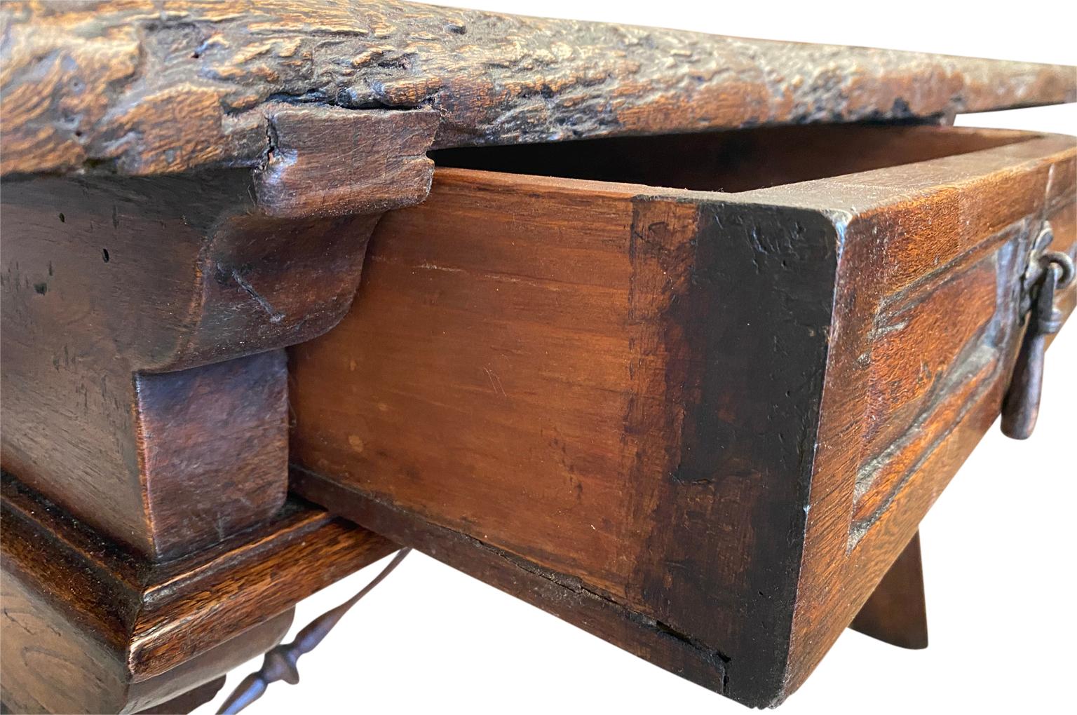 17th Century Spanish Writing Table - Desk For Sale 6