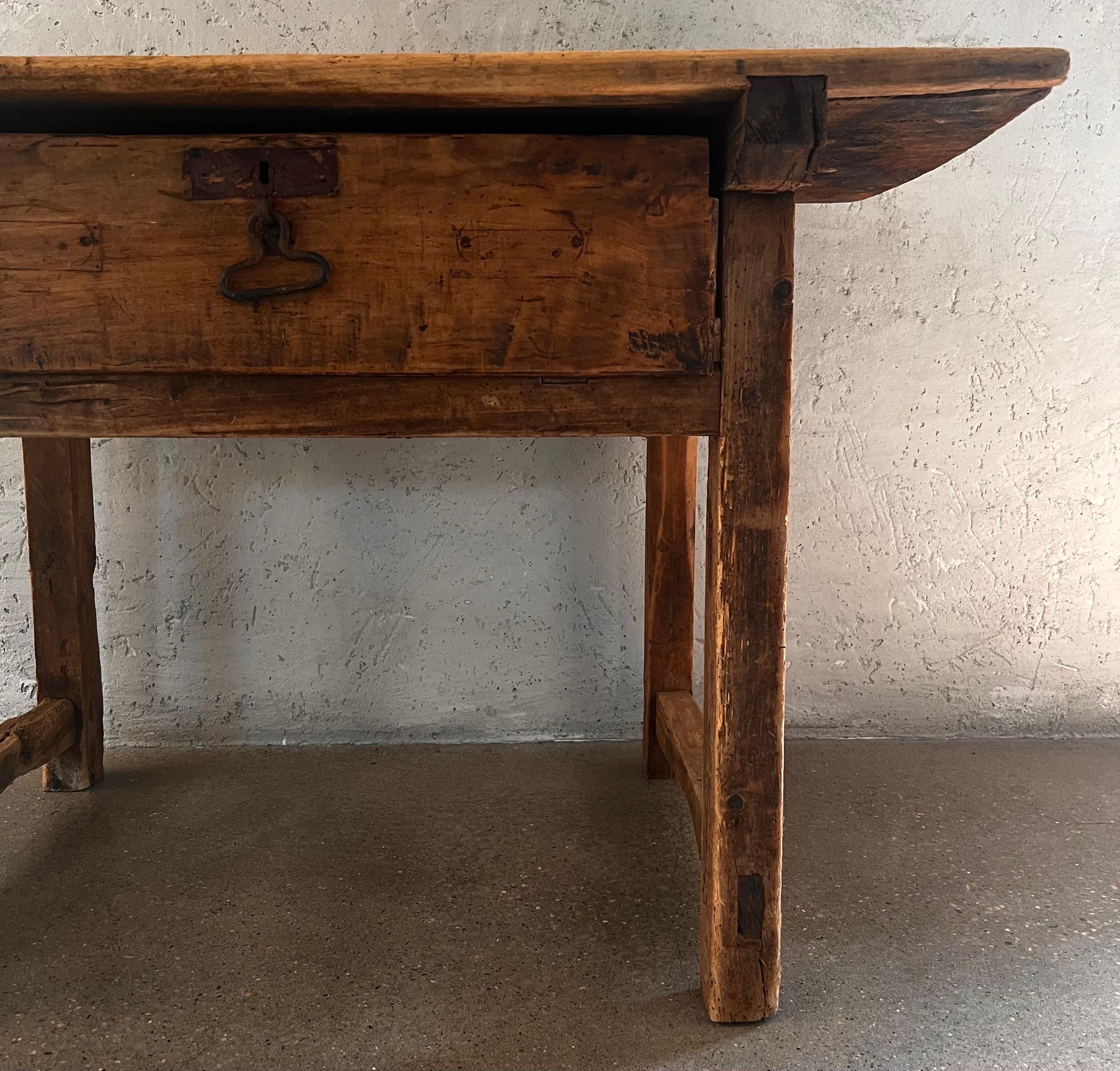 Dies ist ein authentischer spanischer Tisch aus dem 17. Jahrhundert. Er hat eine wunderschöne Patina, ist strukturell gesund und voller Leben.  Jeder Zentimeter ist so, wie er seit Jahrhunderten war. 