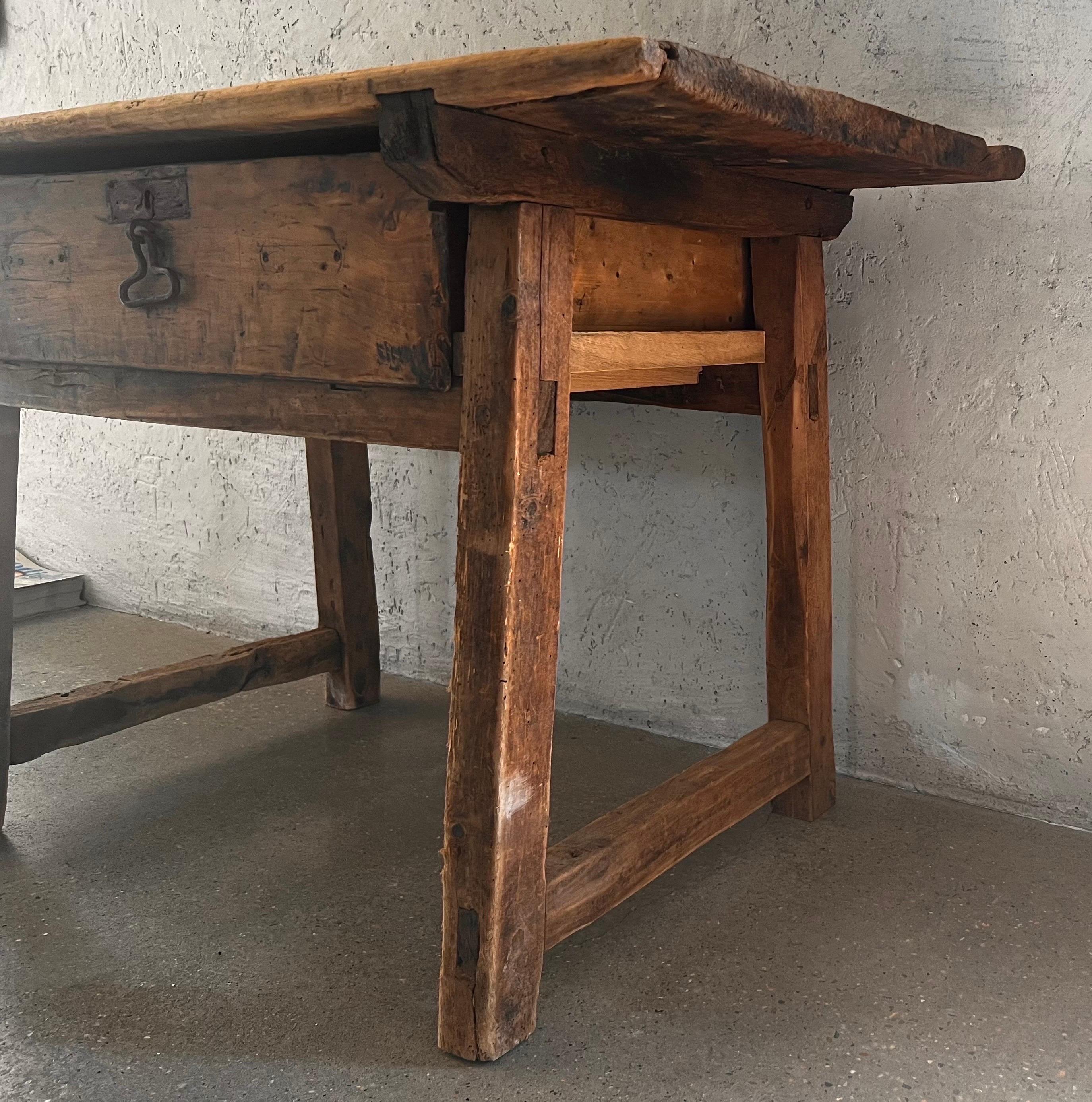17th Century Spanish Writing Table In Good Condition For Sale In Chicago, IL