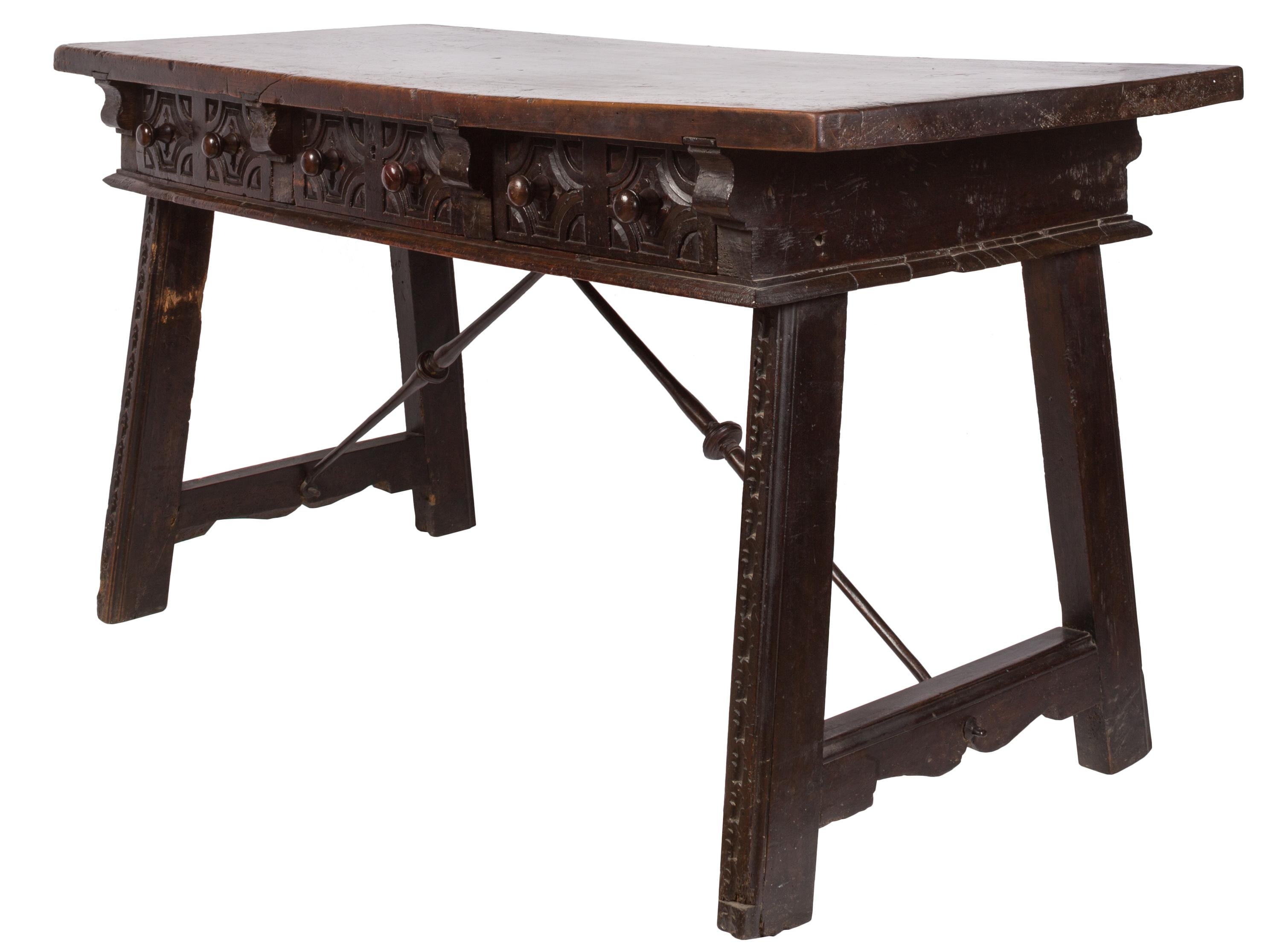 17th Century Spanish Writing Table with Drawers and Hand Carved Details In Good Condition In Madrid, ES