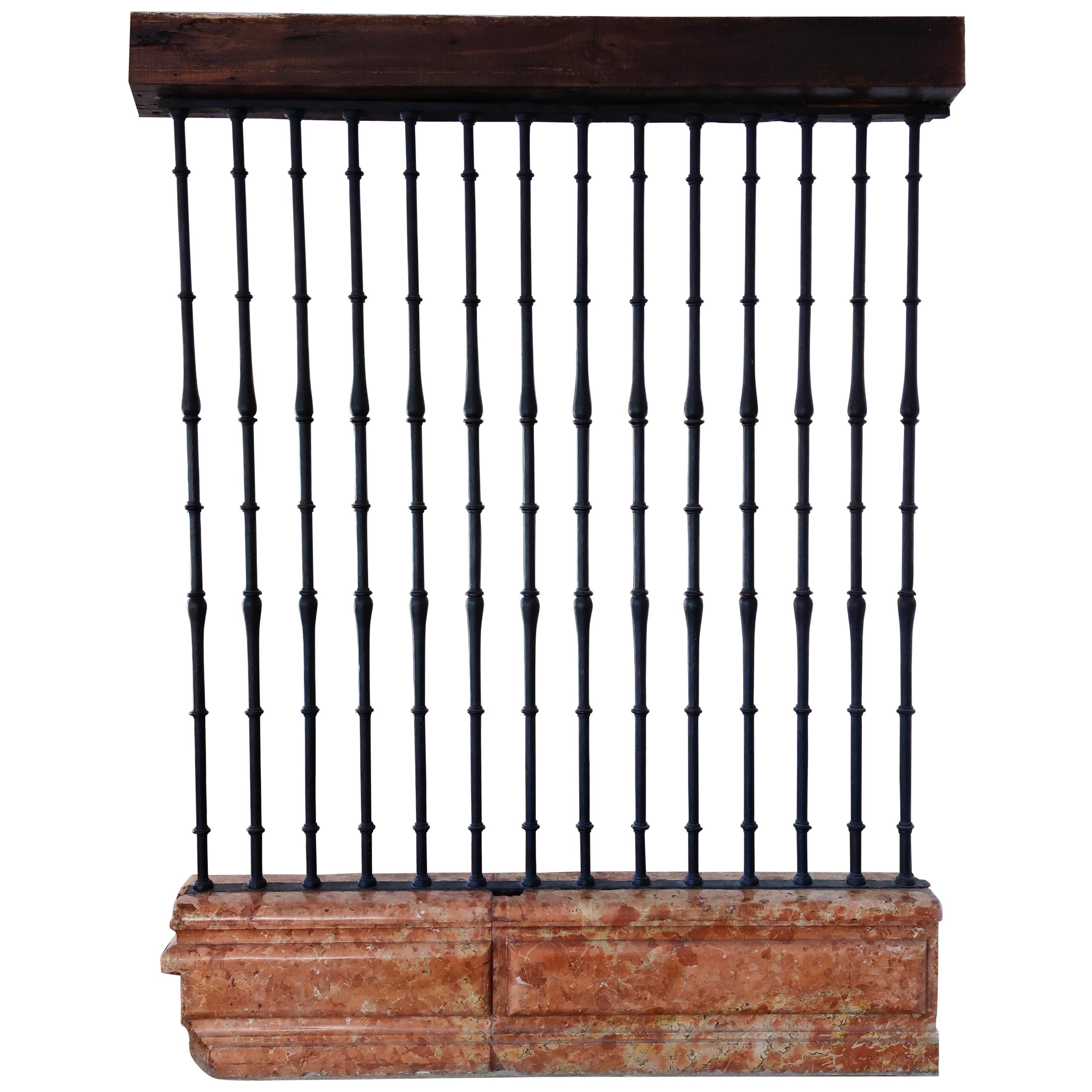 Grille espagnole en fer forgé du 17ème siècle sur socle en marbre Rosa