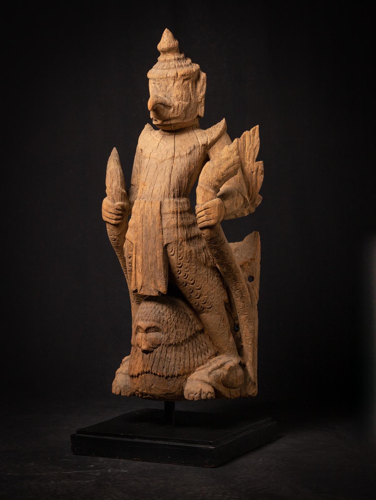 XVIIIe siècle et antérieur Grande et spéciale statue Garuda en bois ancien du 17e siècle de Birmanie en vente