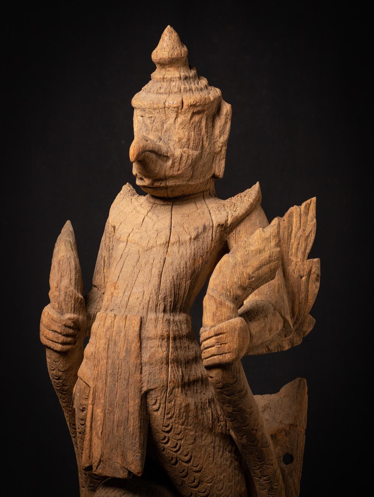 Bois Grande et spéciale statue Garuda en bois ancien du 17e siècle de Birmanie en vente