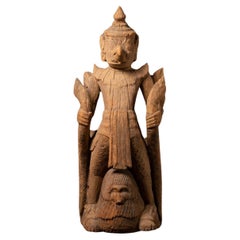 Particolare e grande statua di Garuda in legno antico del XVII secolo proveniente dalla Birmania