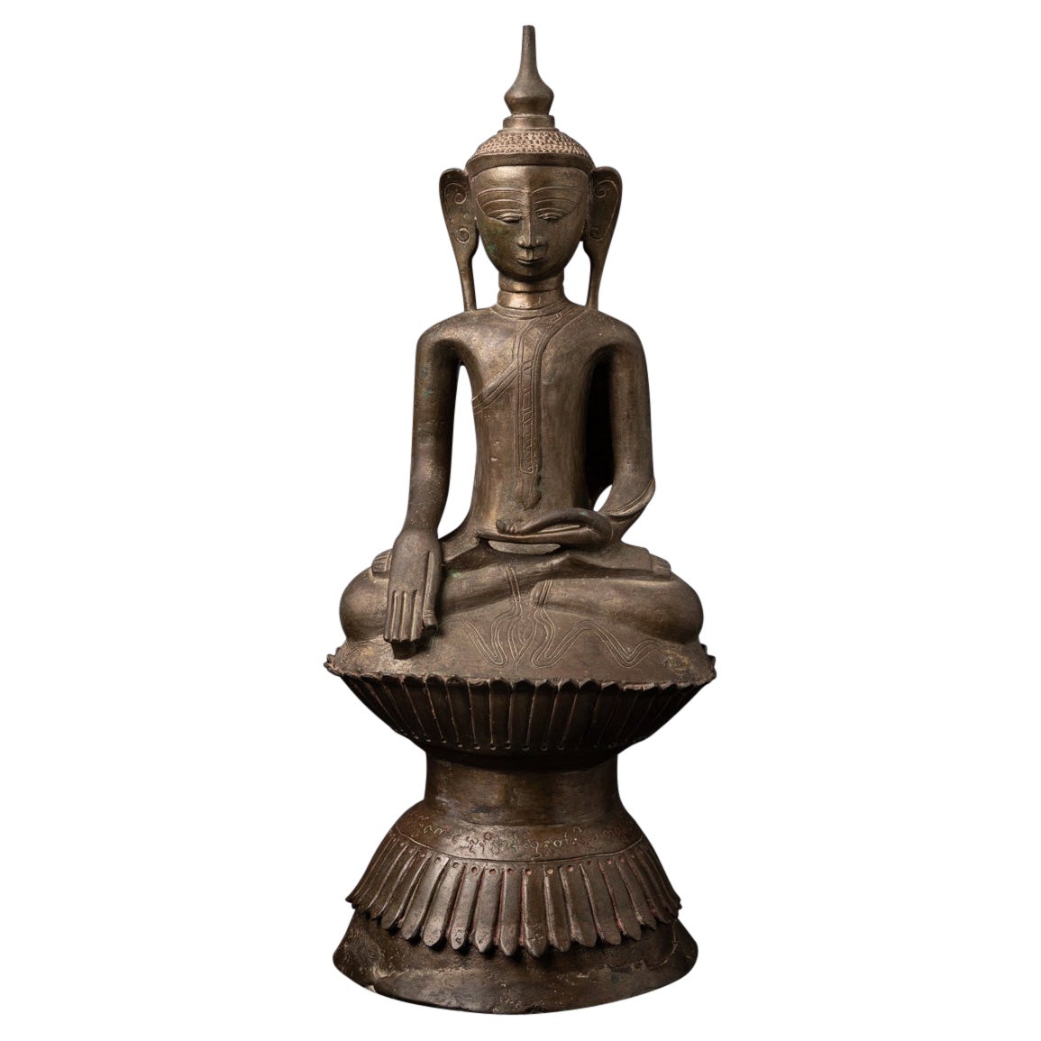 17th century Special antique bronze Burmese Buddha statue from Burma For Sale
