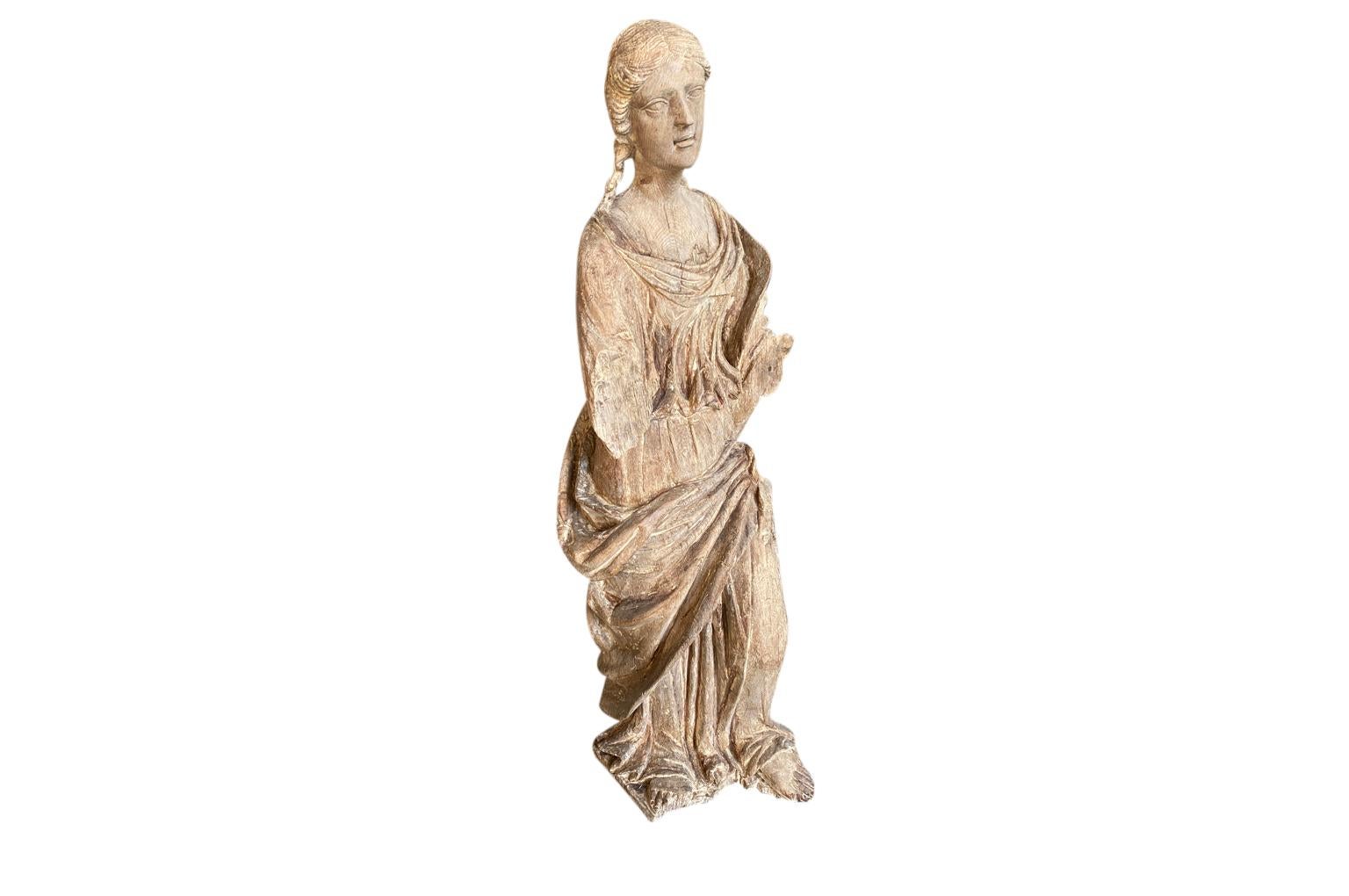 Exceptionnelle et étonnante sculpture française du XVIIe siècle représentant une jeune fille, sculptée de façon experte dans du chêne. Merveilleux détails avec un beau visage et un mouvement de la robe.