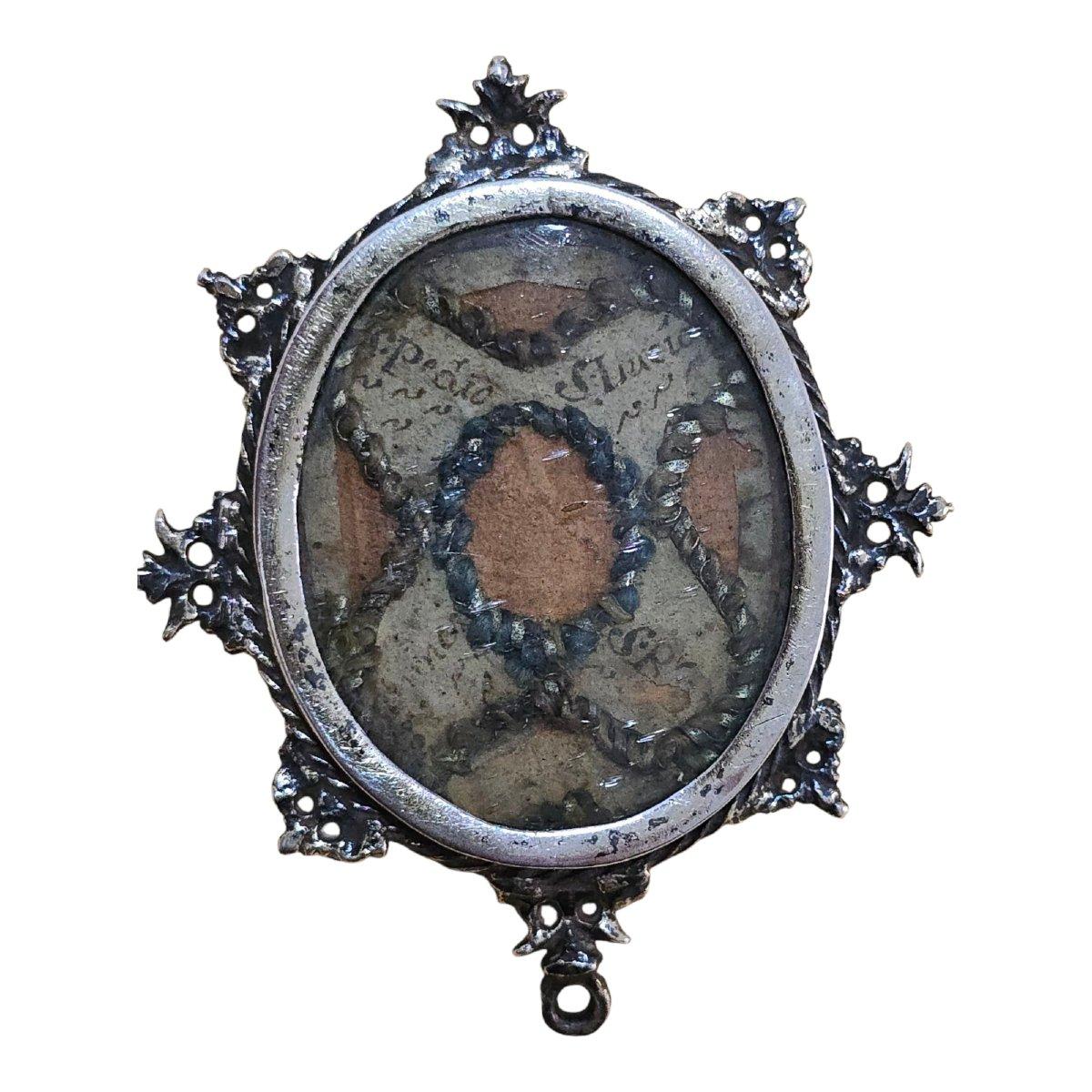 Un reliquaire rare et sacré en argent sterling du XVIIe siècle, d'une facture exquise, conservant les reliques de plusieurs saints non identifiés. Cet objet de dévotion reflète l'intensité spirituelle et l'orfèvrerie raffinée caractéristiques de