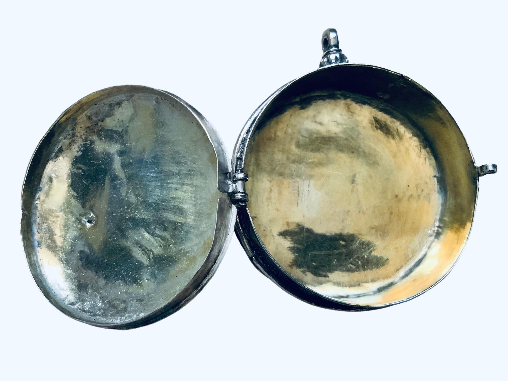 17th Century Sterling Silver Traveler Reliquary Case/Eucharist Bread Keepsake  For Sale 8