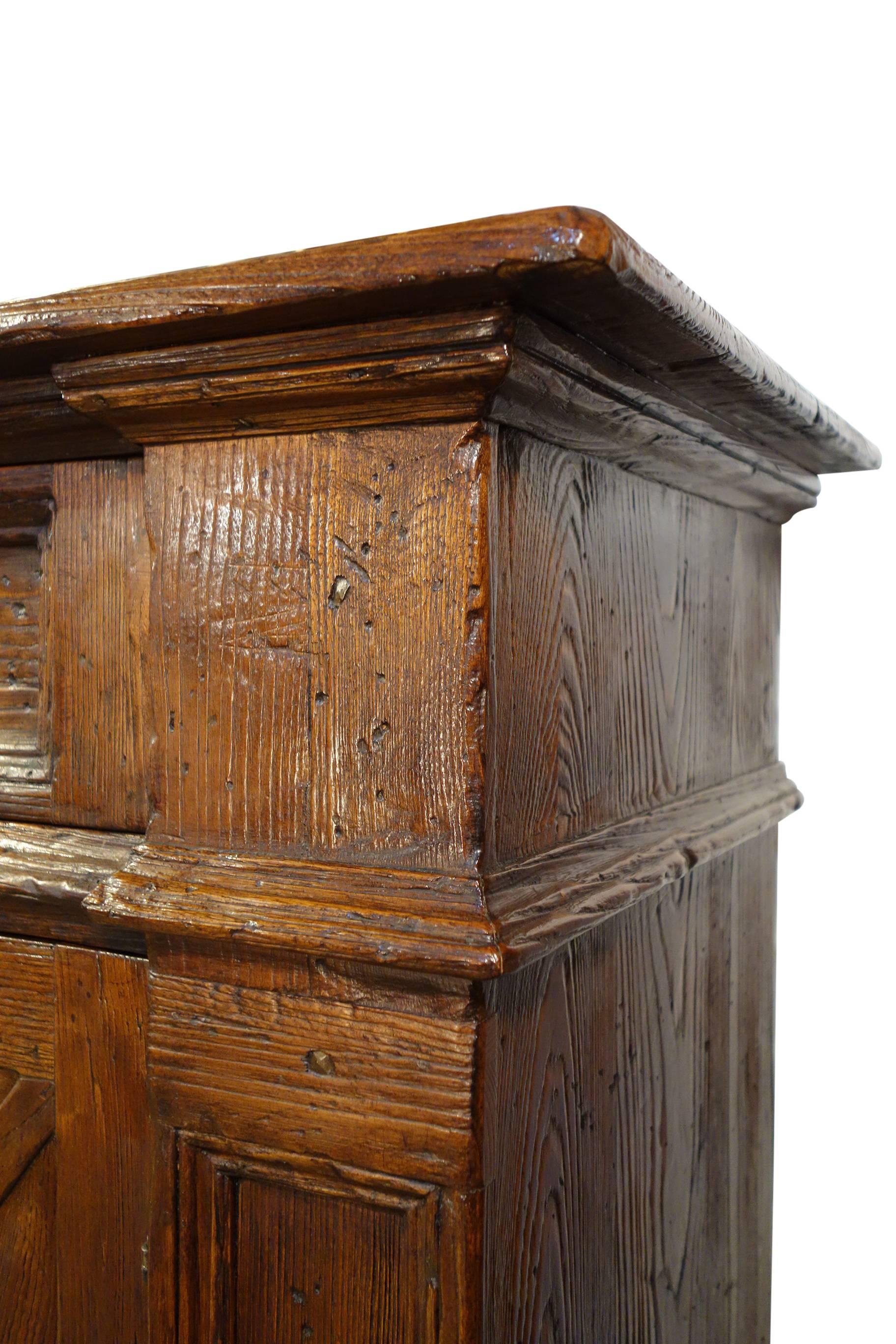 Italiano Stile XVII secolo AREZZO Credenza rustica in castagno antico Dimensioni e finiture su ordinazione in vendita
