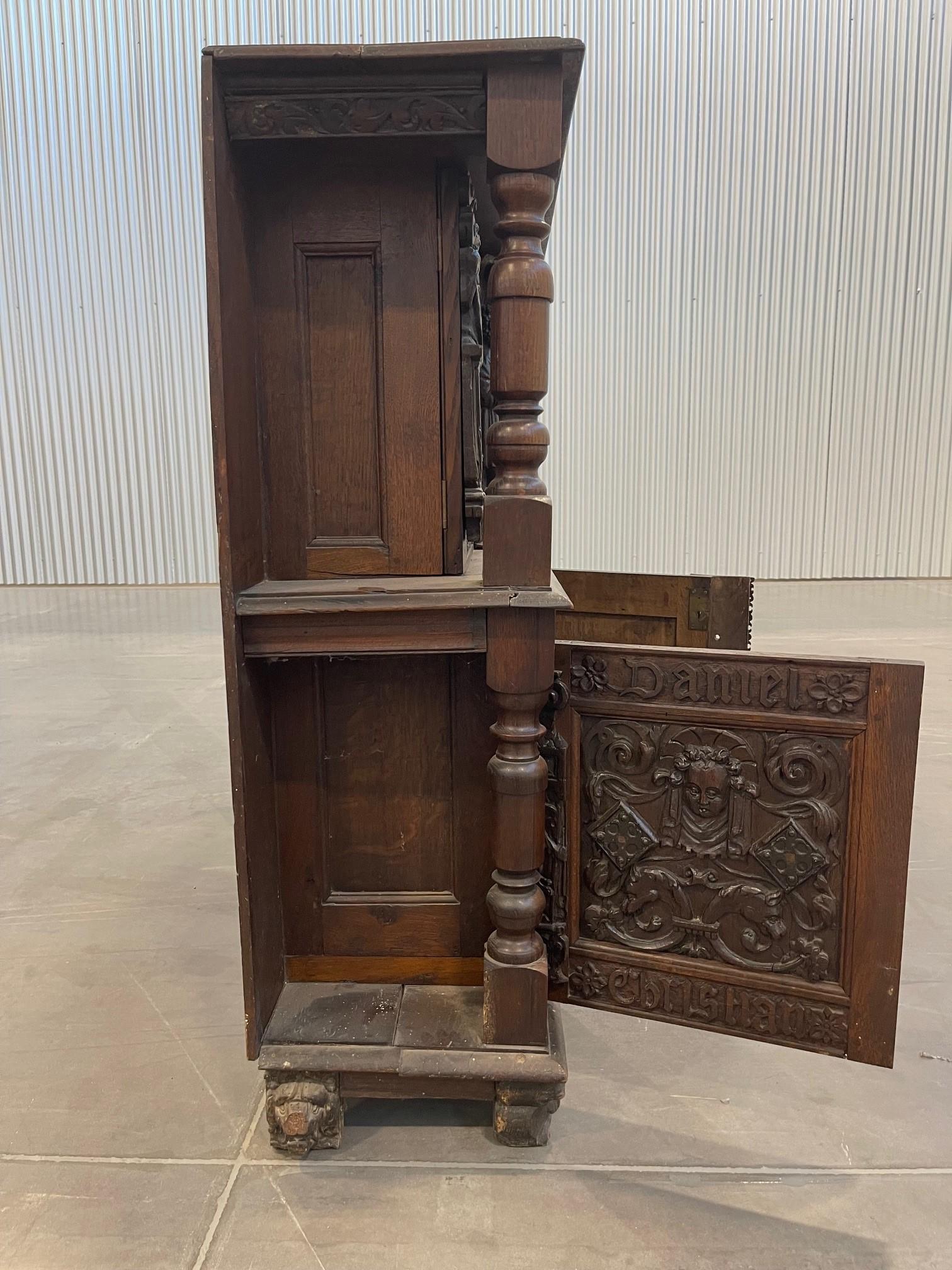 Credenza di corte fiamminga del XVII secolo in vendita 4