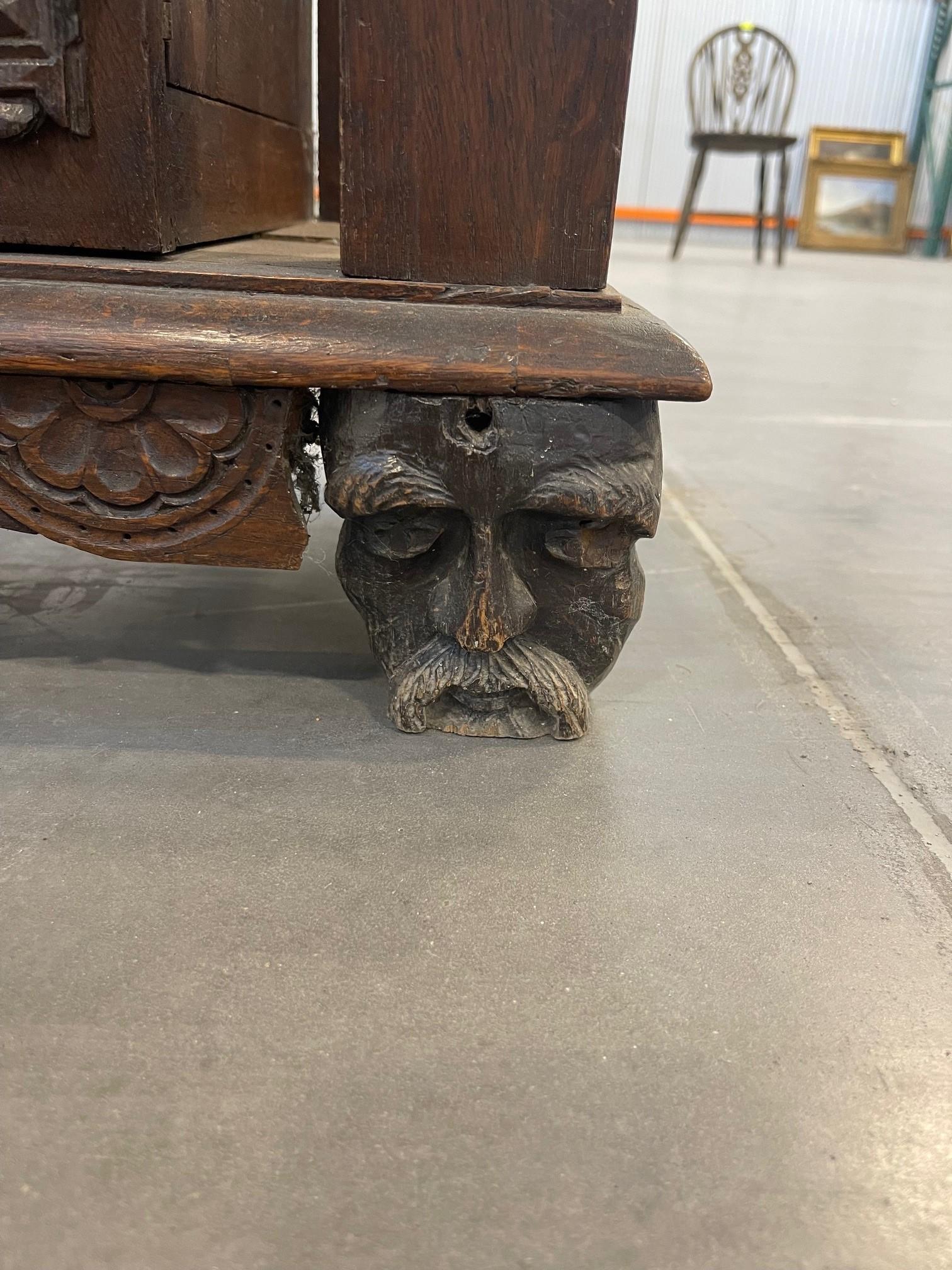 Credenza di corte fiamminga del XVII secolo in vendita 6