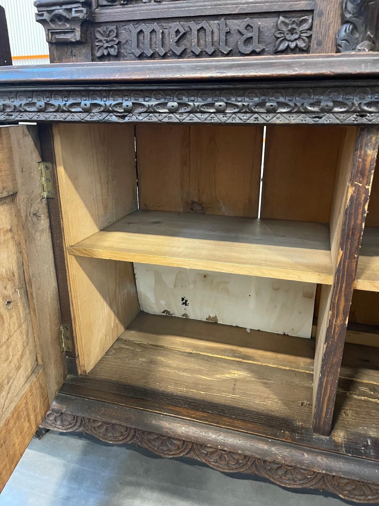 Credenza di corte fiamminga del XVII secolo in vendita 9