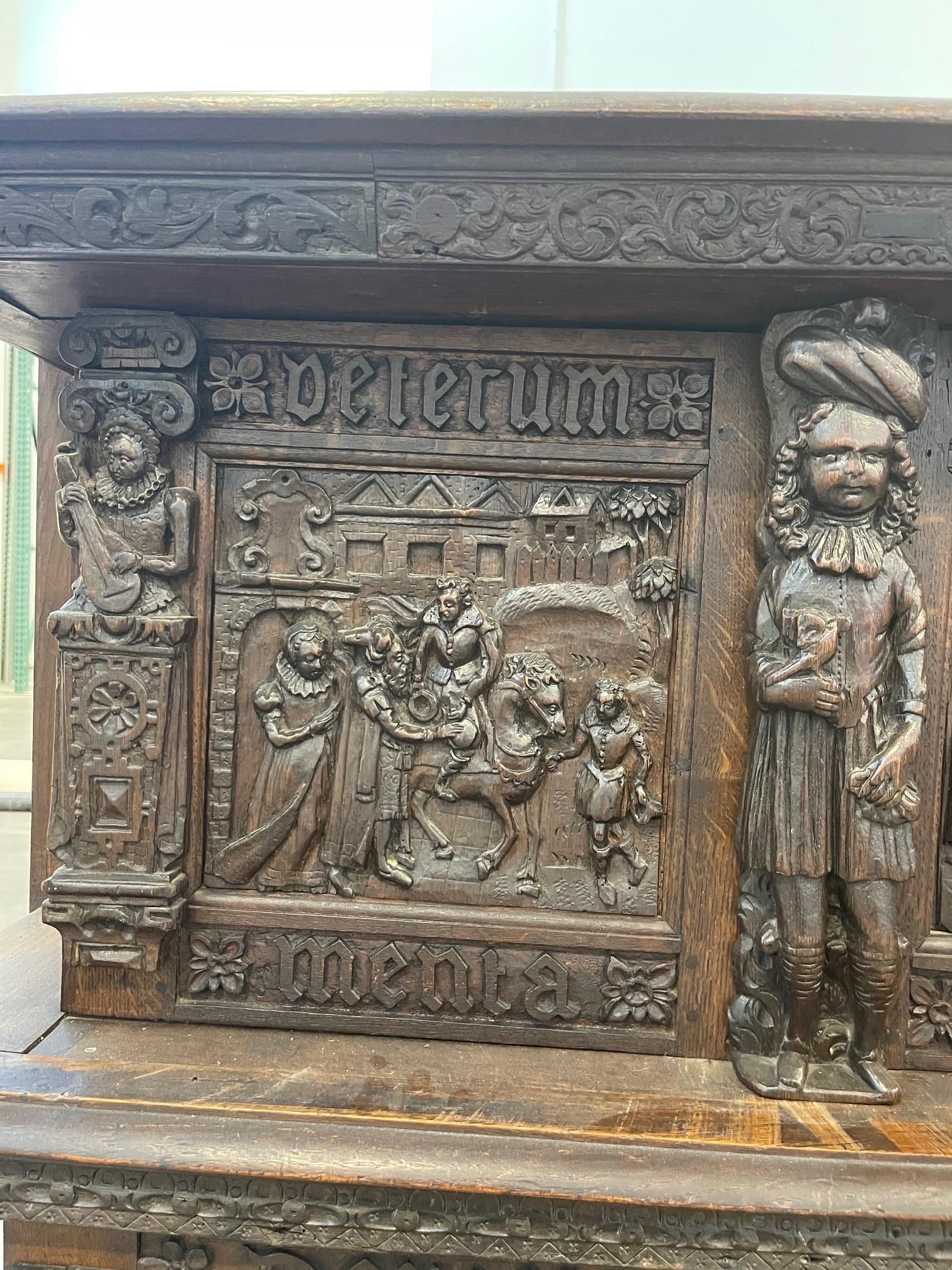 Armadio di corte in rovere fiammingo del XVII secolo, costruito nel XIX secolo, CIRCA 1850.  Il piano rettangolare modanato su una coppia di colonne tornite racchiude una coppia di ante di armadio e scolpite con scene figurate, punteggiate da