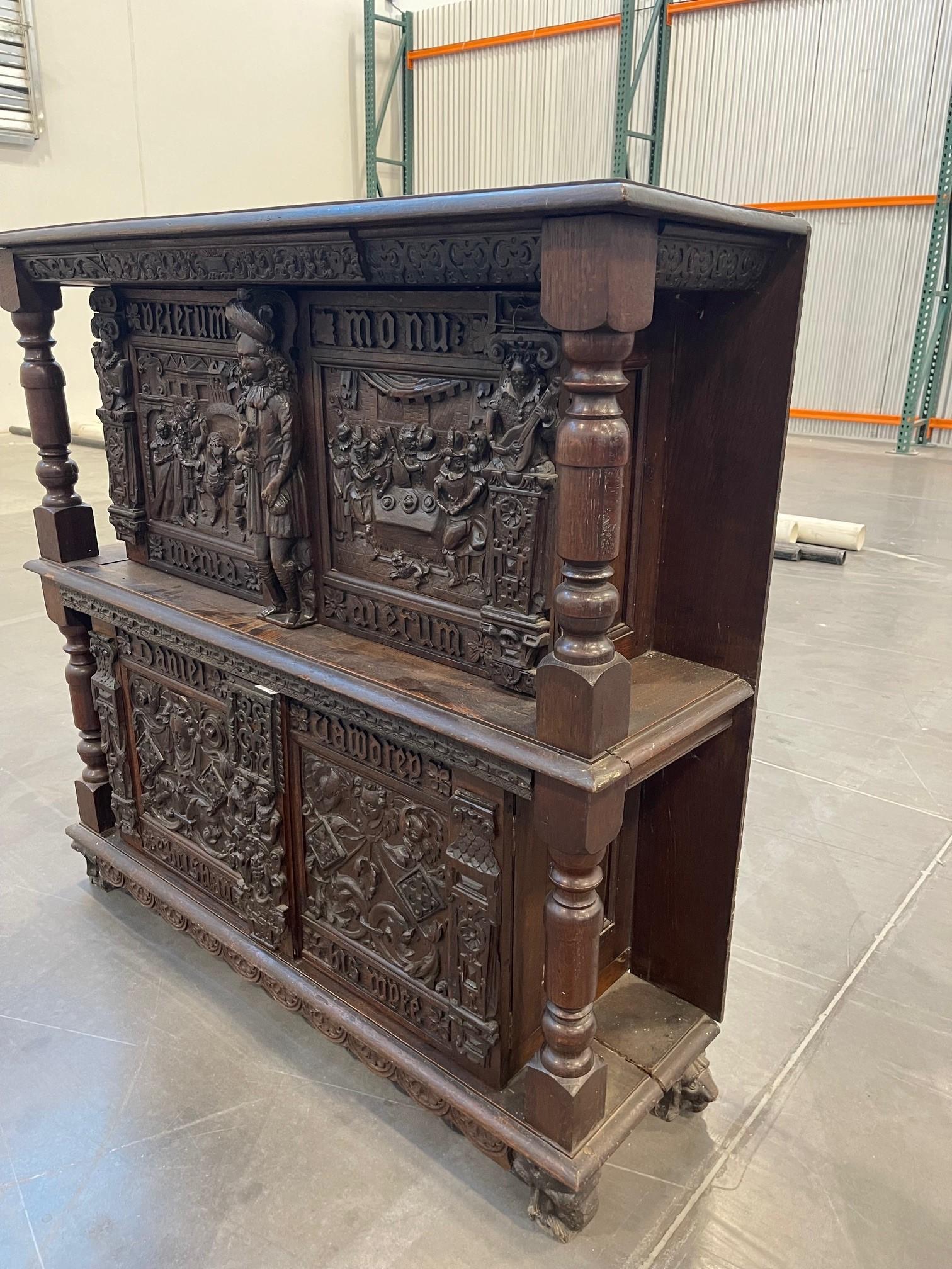 Credenza di corte fiamminga del XVII secolo In condizioni discrete in vendita a Flower Mound, TX
