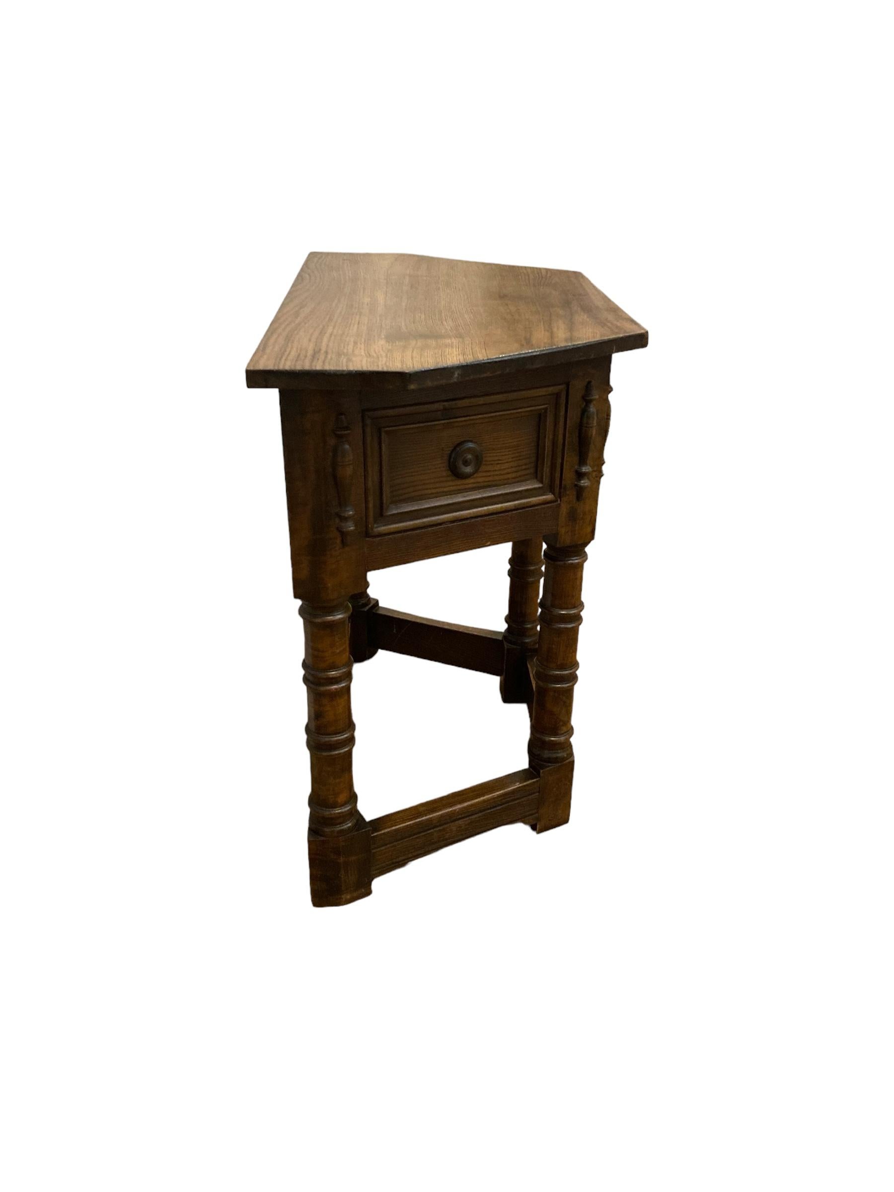 17th Century Style Gothic Looking Oak Credence Side Hall Table In Good Condition For Sale In Bishop's Stortford, GB
