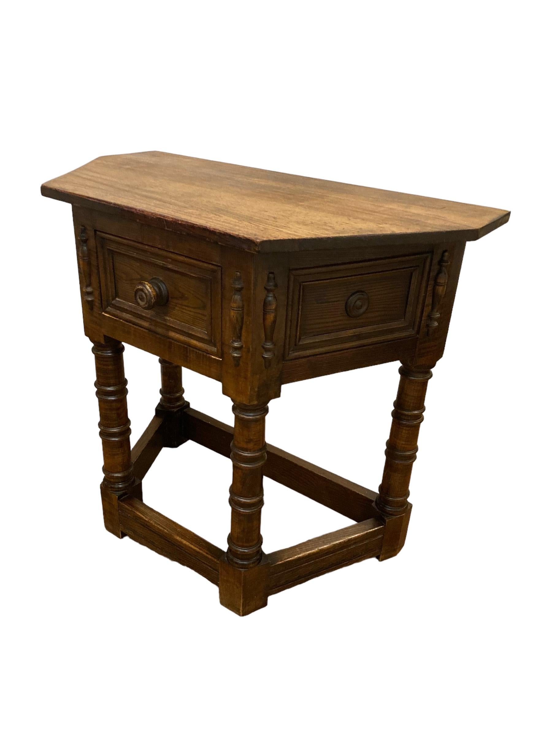 17th Century Style Gothic Looking Oak Credence Side Hall Table For Sale 2