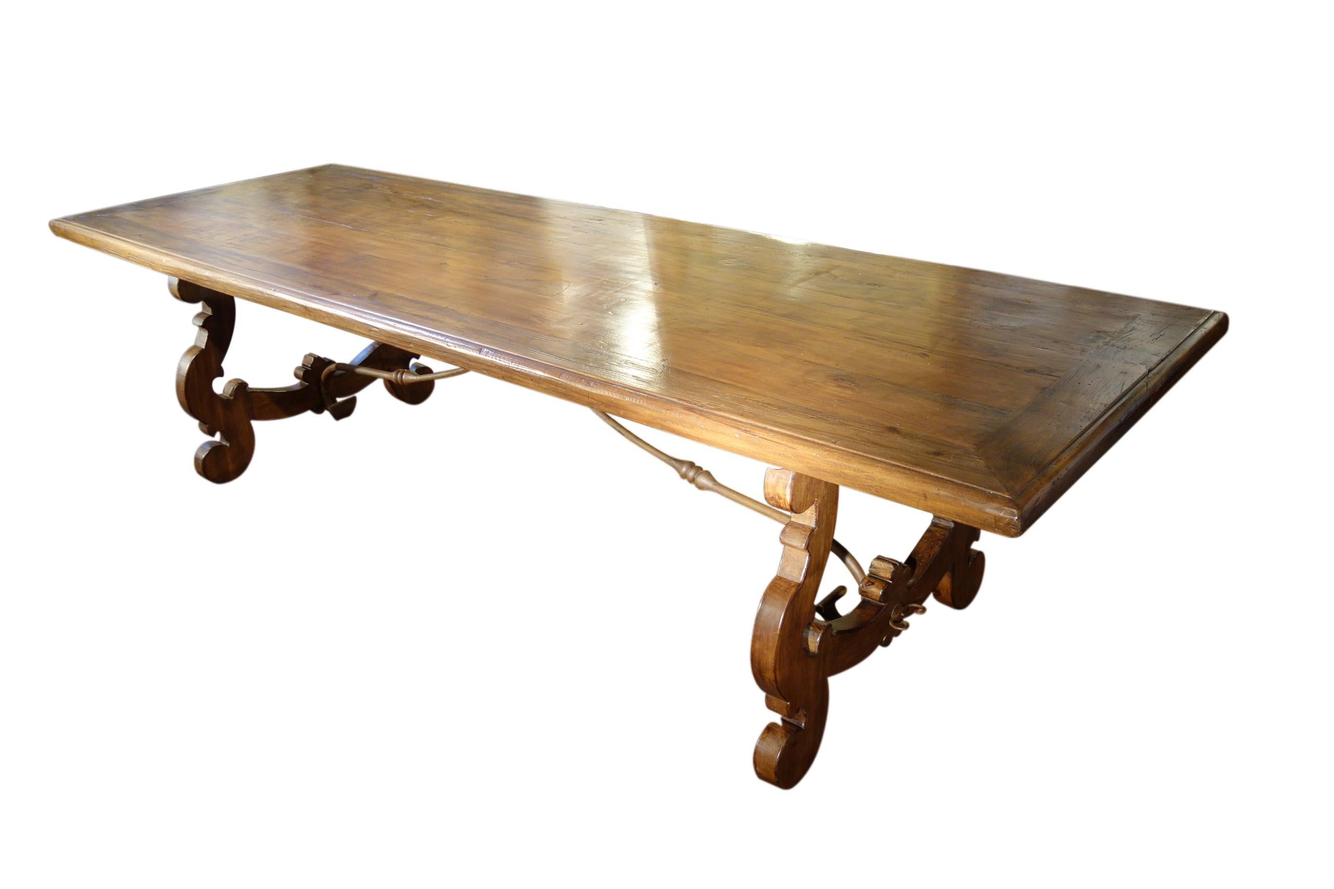Le style de la table de réfectoire LIRA est adapté des designs de la Renaissance italienne du 15e au 19e siècle. Fabriquée à la main avec des bois durs massifs italiens vieillis et des éléments en fer forgé à la main, puis finie avec art à la