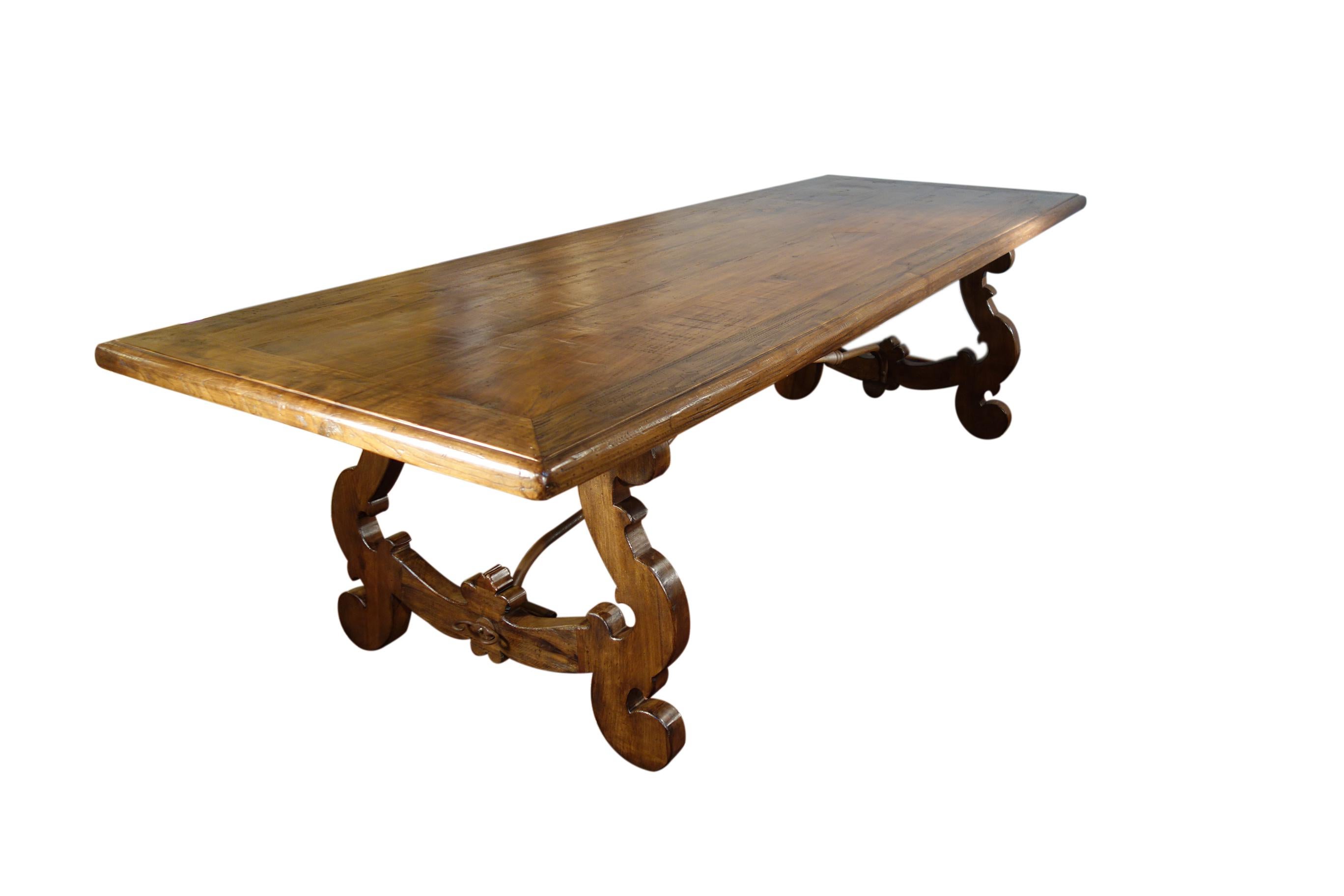 Baroque Table de réfectoire italienne LIRA du 17ème siècle en noyer massif avec bord encadré et options en vente