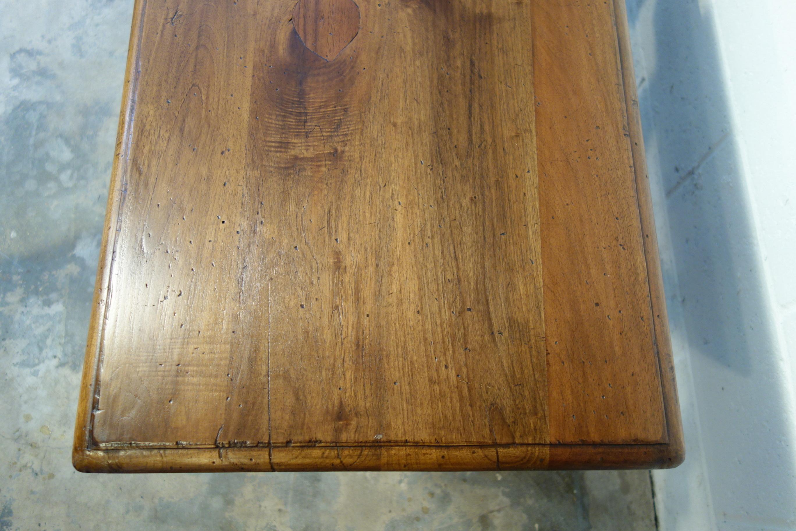 A.C.I.C. Table basse en noyer ancien de style réfectoire italien avec un seul tiroir  en vente 8