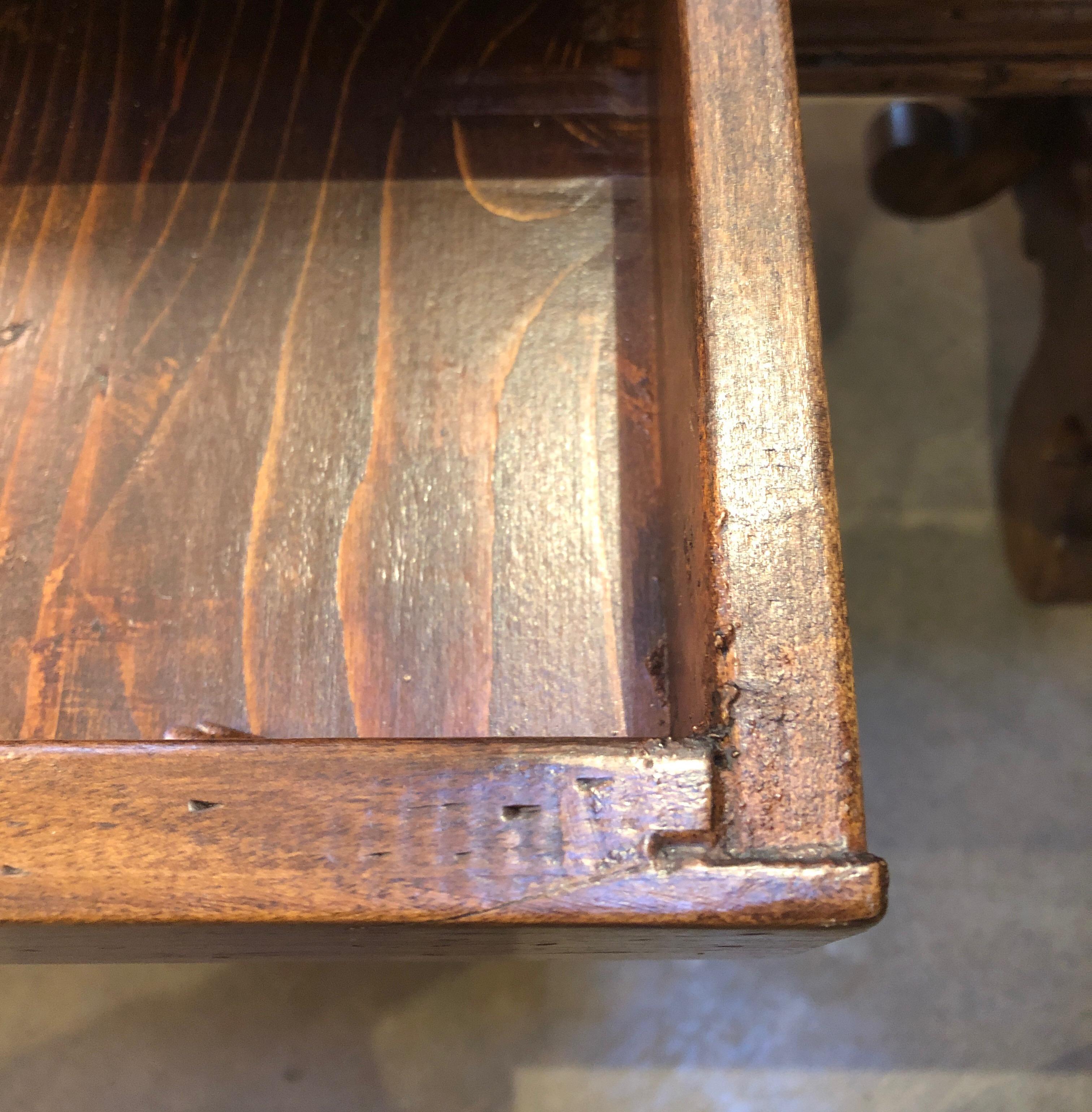 A.C.I.C. Table basse en noyer ancien de style réfectoire italien avec un seul tiroir  en vente 12