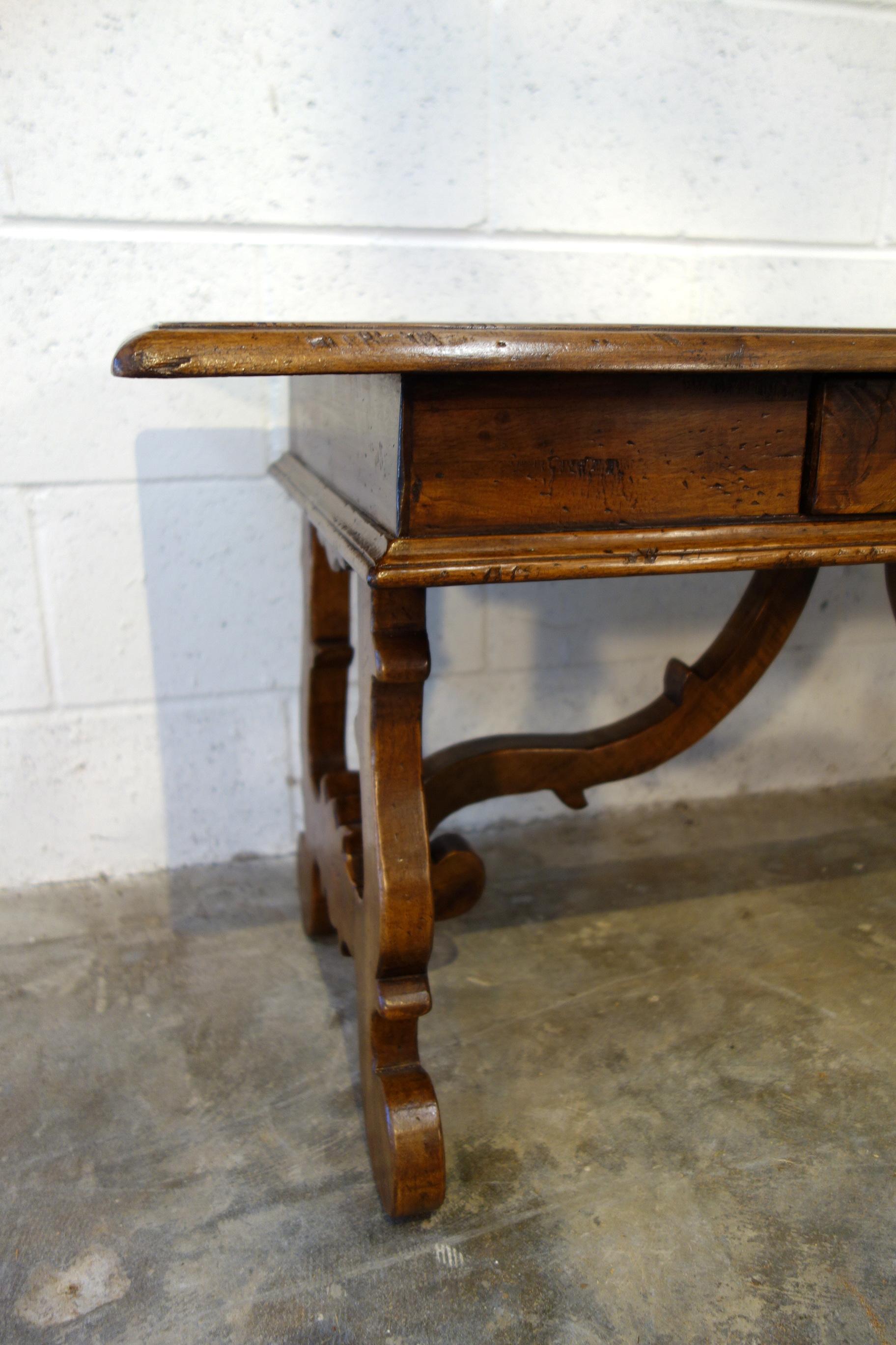 Fait main A.C.I.C. Table basse en noyer ancien de style réfectoire italien avec un seul tiroir  en vente