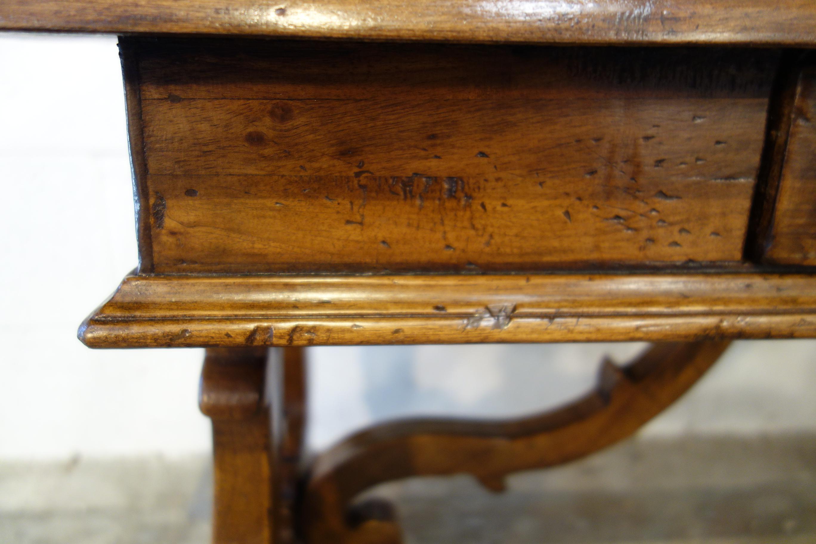 A.C.I.C. Table basse en noyer ancien de style réfectoire italien avec un seul tiroir  Neuf - En vente à Encinitas, CA