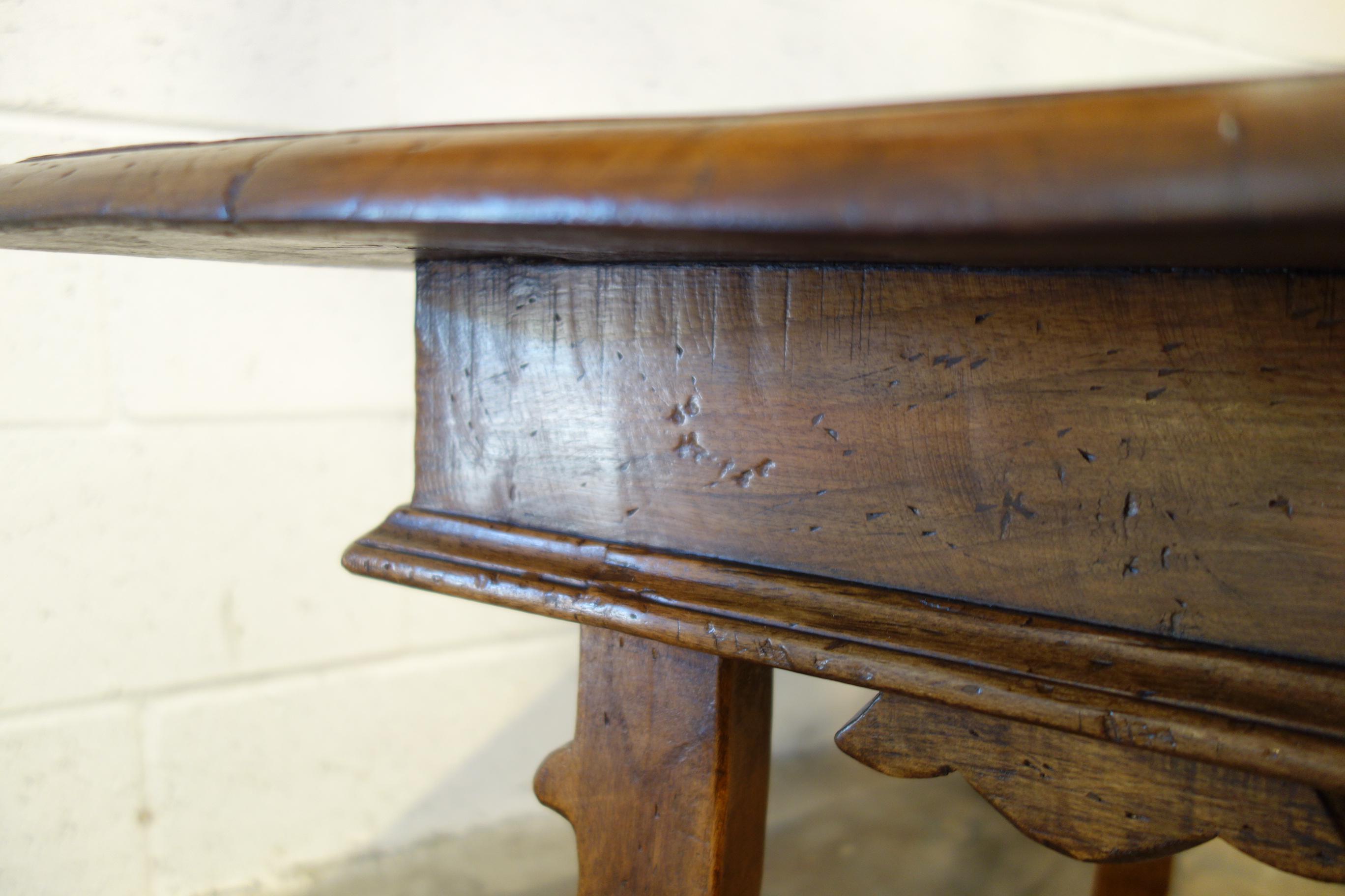 A.C.I.C. Table basse en noyer ancien de style réfectoire italien avec un seul tiroir  en vente 1