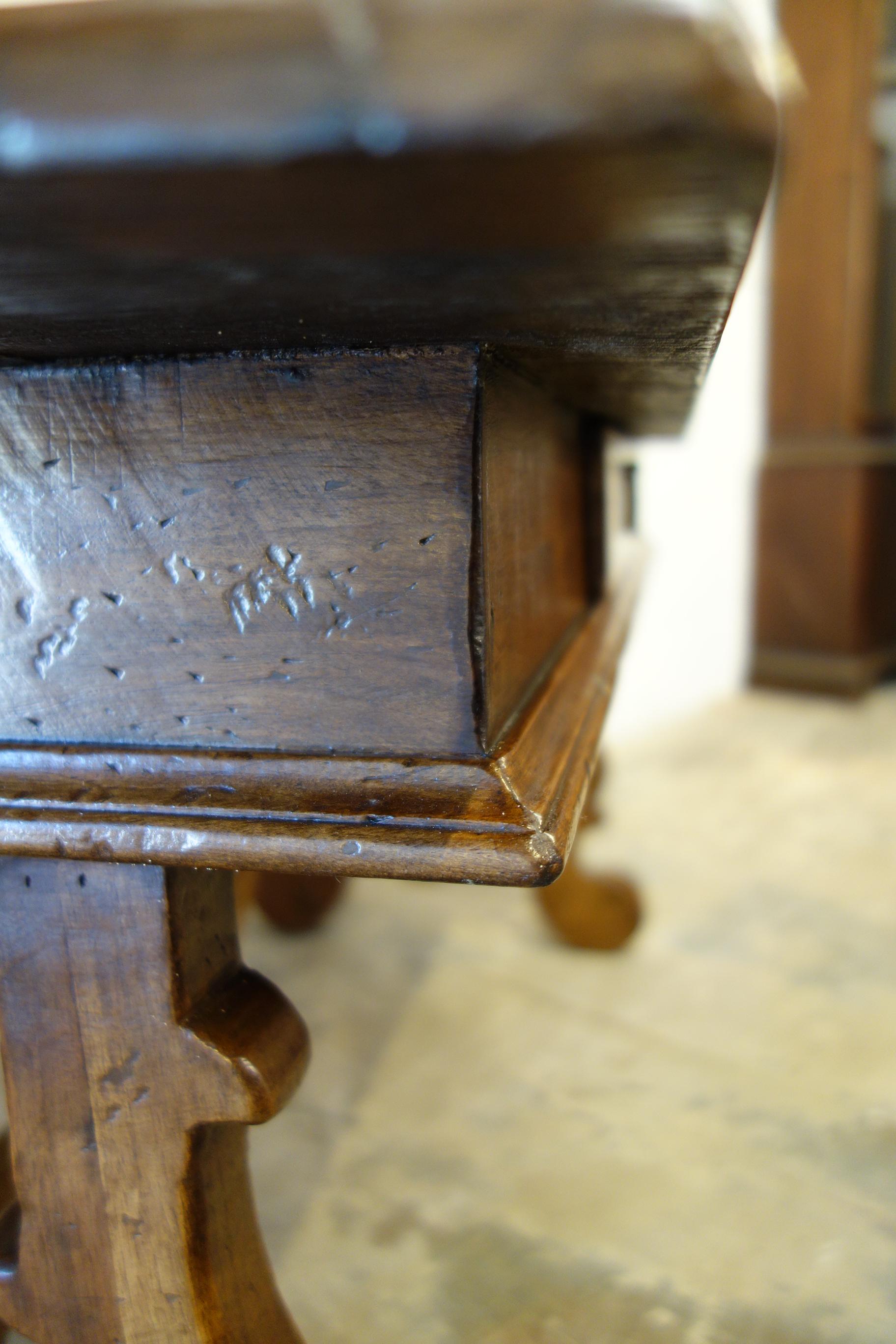 A.C.I.C. Table basse en noyer ancien de style réfectoire italien avec un seul tiroir  en vente 2