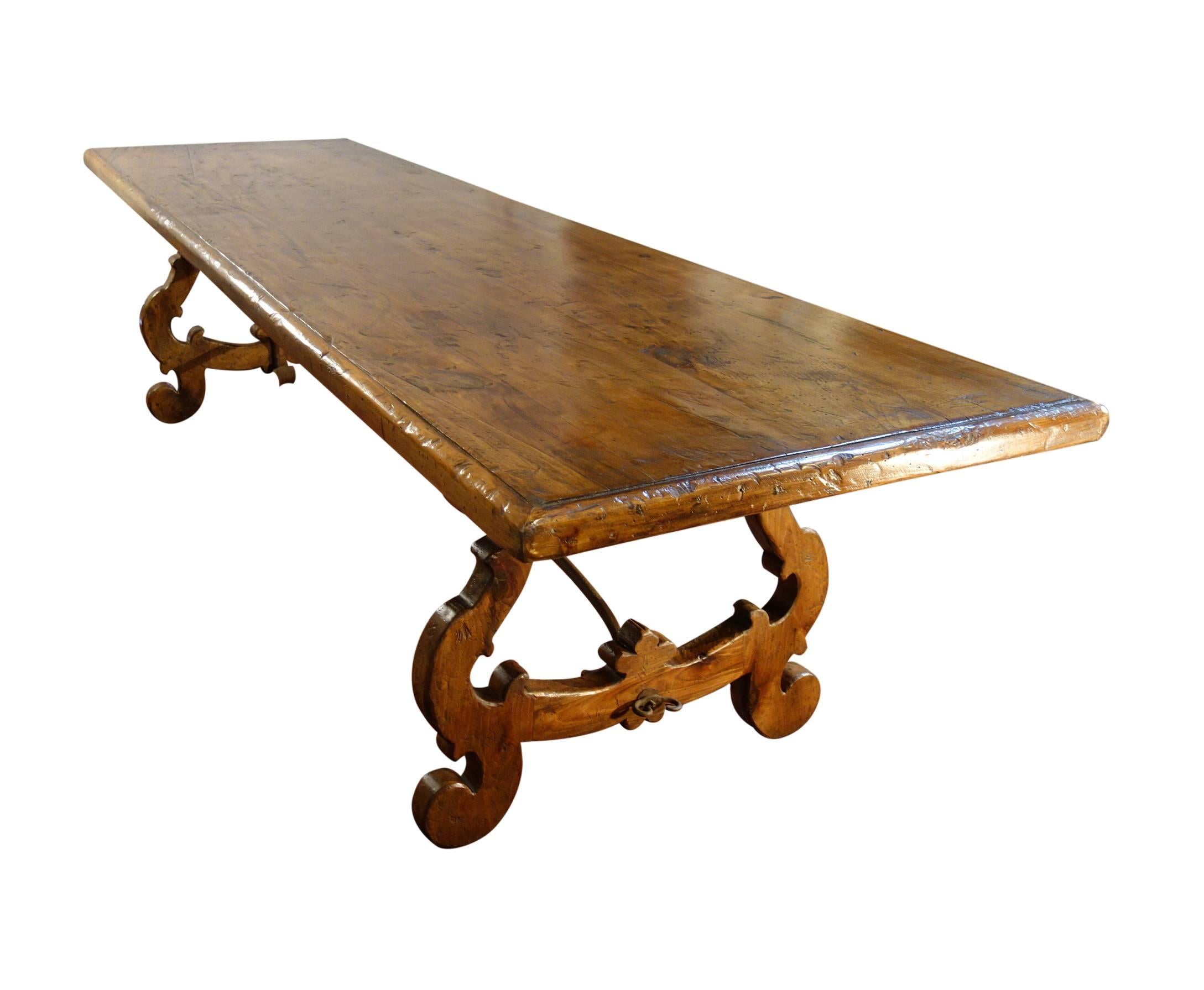 Forgé Table de réfectoire italienne LIRA du 17ème siècle en noyer massif et fer forgé avec options en vente