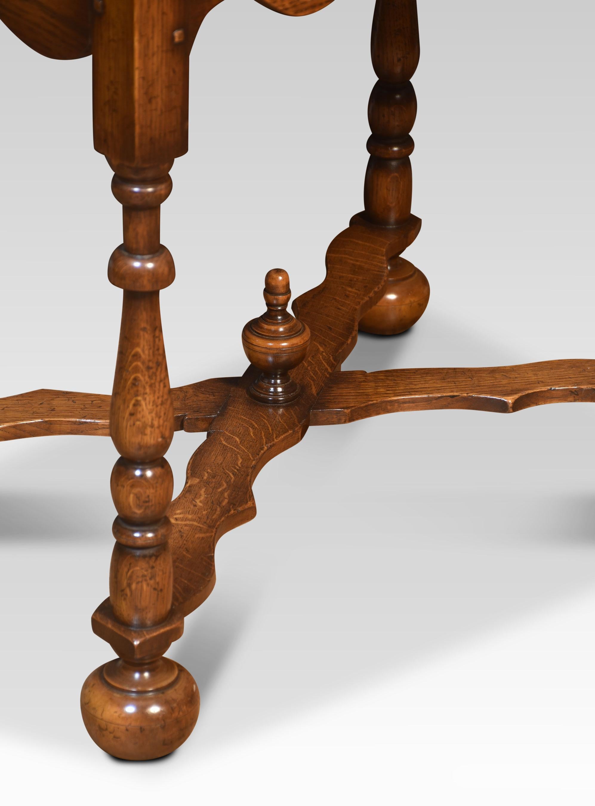 Britannique Table d'appoint en chêne de style XVIIe siècle en vente