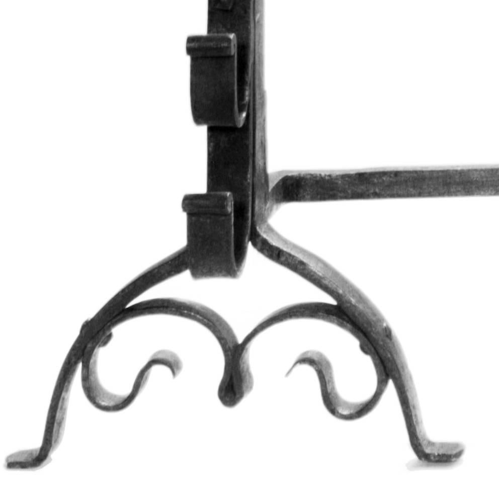 Une grande paire de chenets en fer de style gothique du 17ème siècle avec une torsion de corde,
Fabrication anglaise, vers 1920-1930  

Mesure : Hauteur totale 36