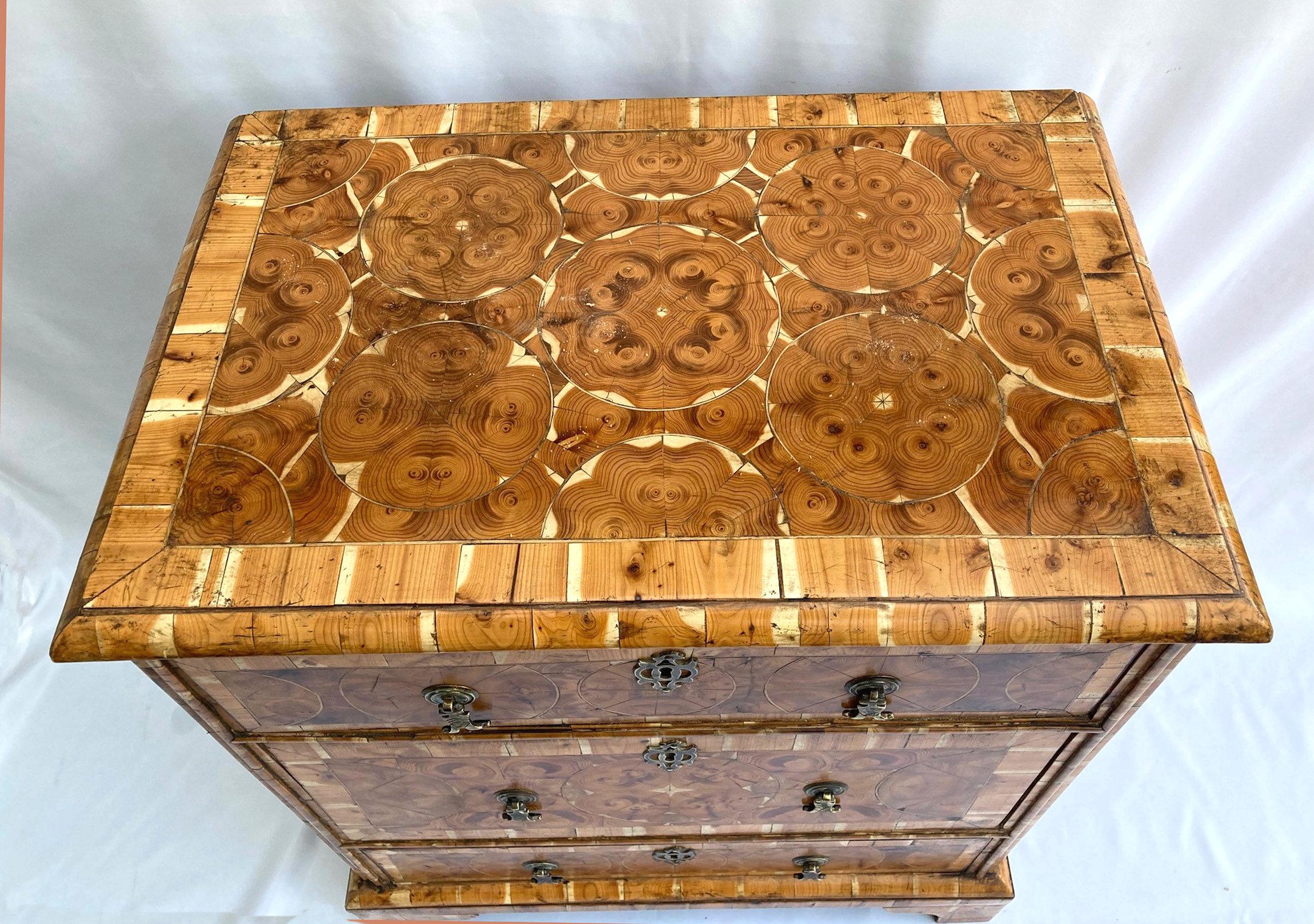 Questa splendida cassettiera a 3 cassetti in stile 17° secolo è stata costruita tradizionalmente a mano con materiali del 18° secolo, con impiallacciatura di ostrica tagliata a mano copiando i design dell'epoca. Questo pezzo è realizzato secondo gli