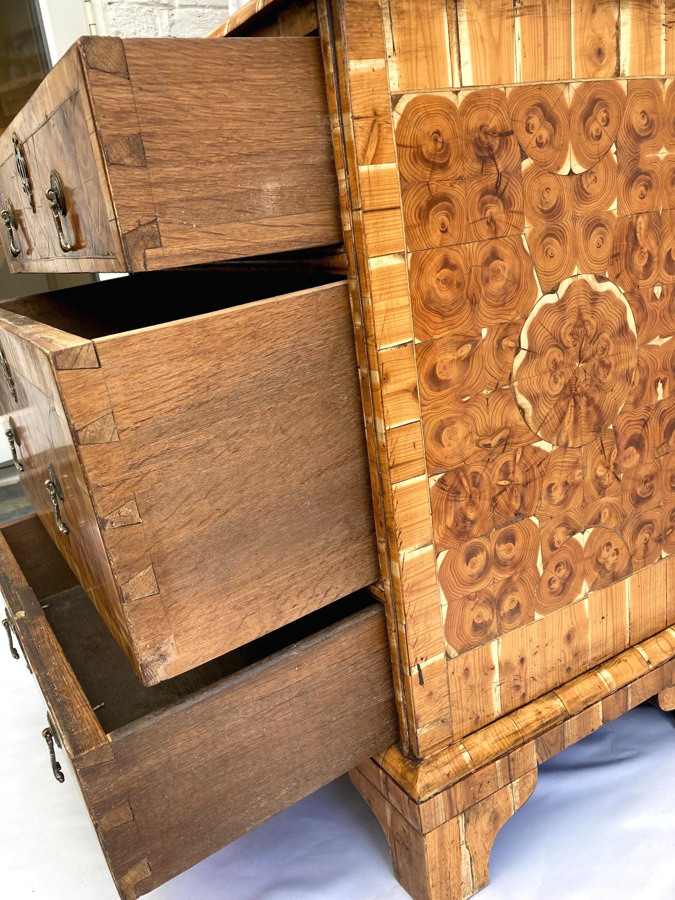 Britannico Cassettiera in legno di tasso del 17° secolo in vendita