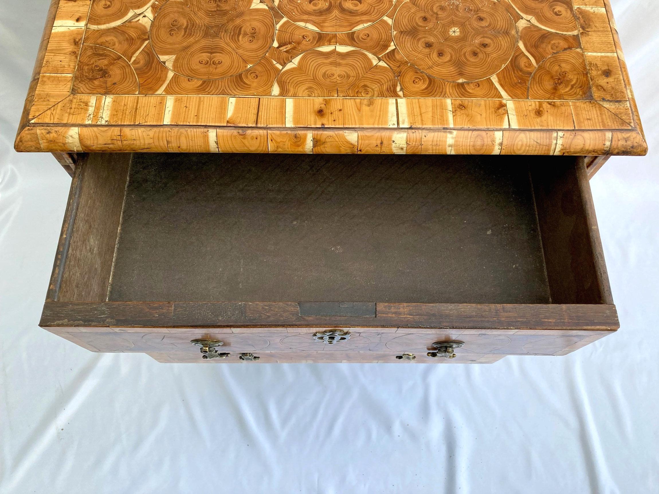 Impiallacciato Cassettiera in legno di tasso del 17° secolo in vendita
