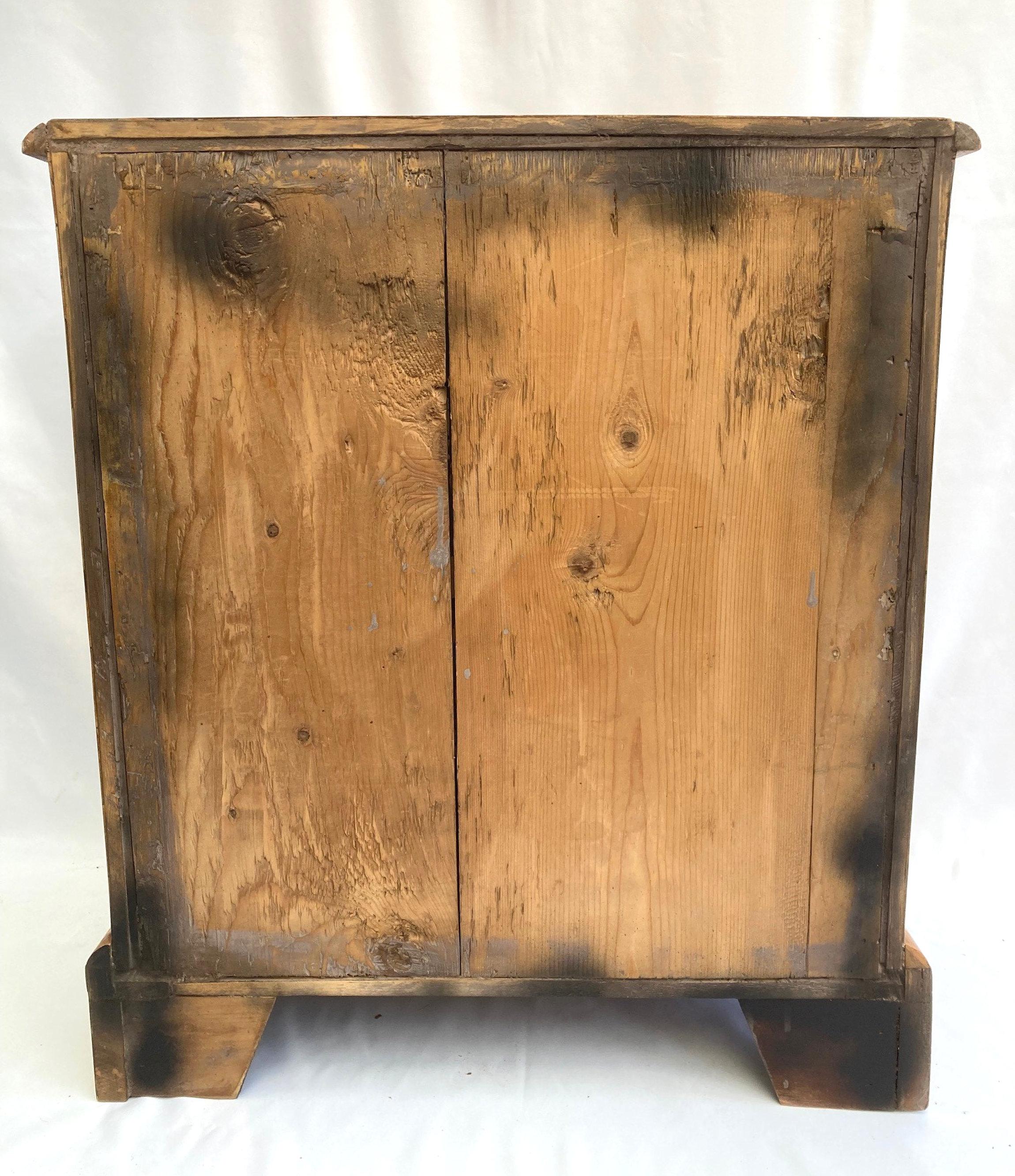 XXI secolo e contemporaneo Cassettiera in legno di tasso del 17° secolo in vendita