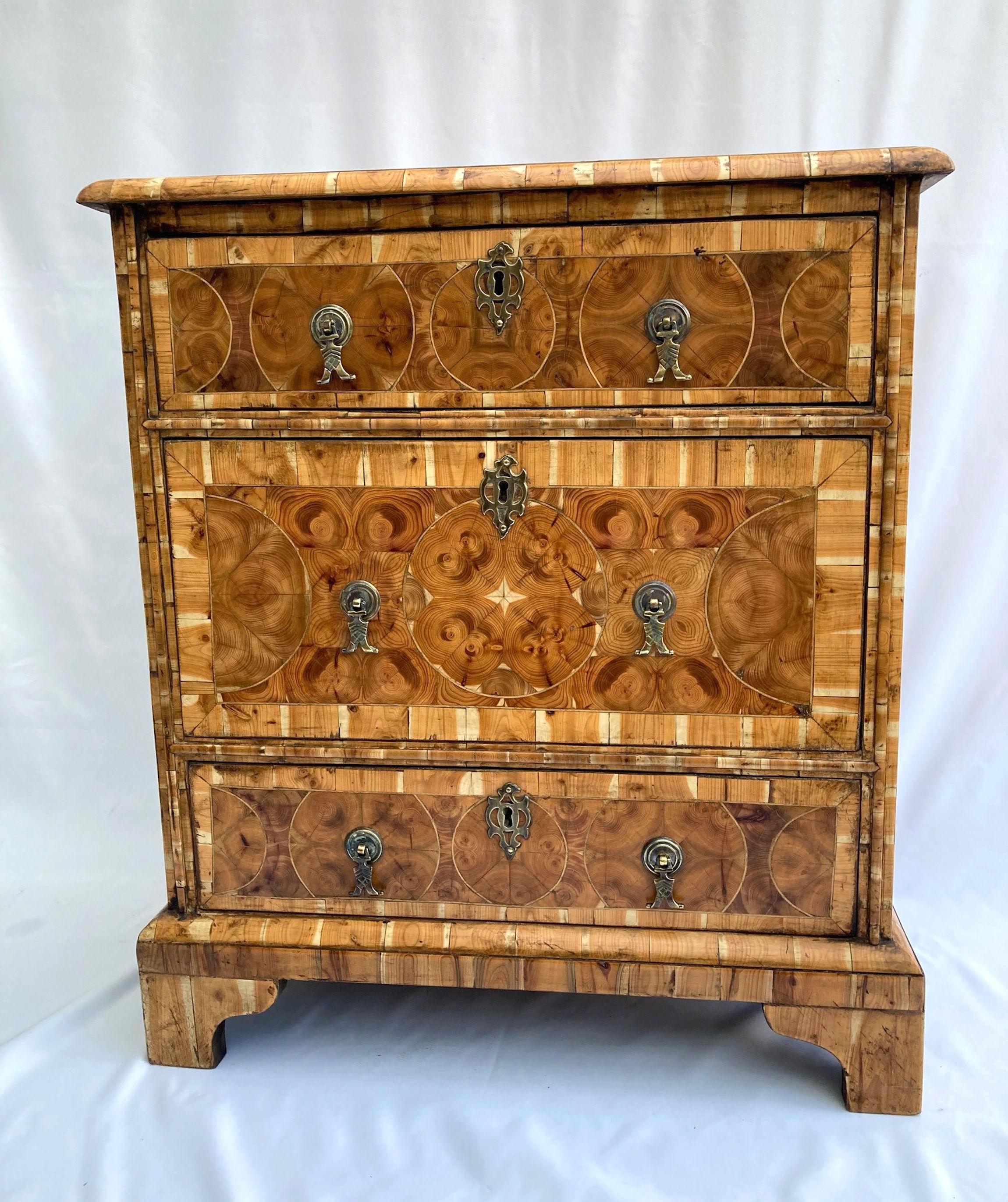 Cassettiera in legno di tasso del 17° secolo in vendita 1