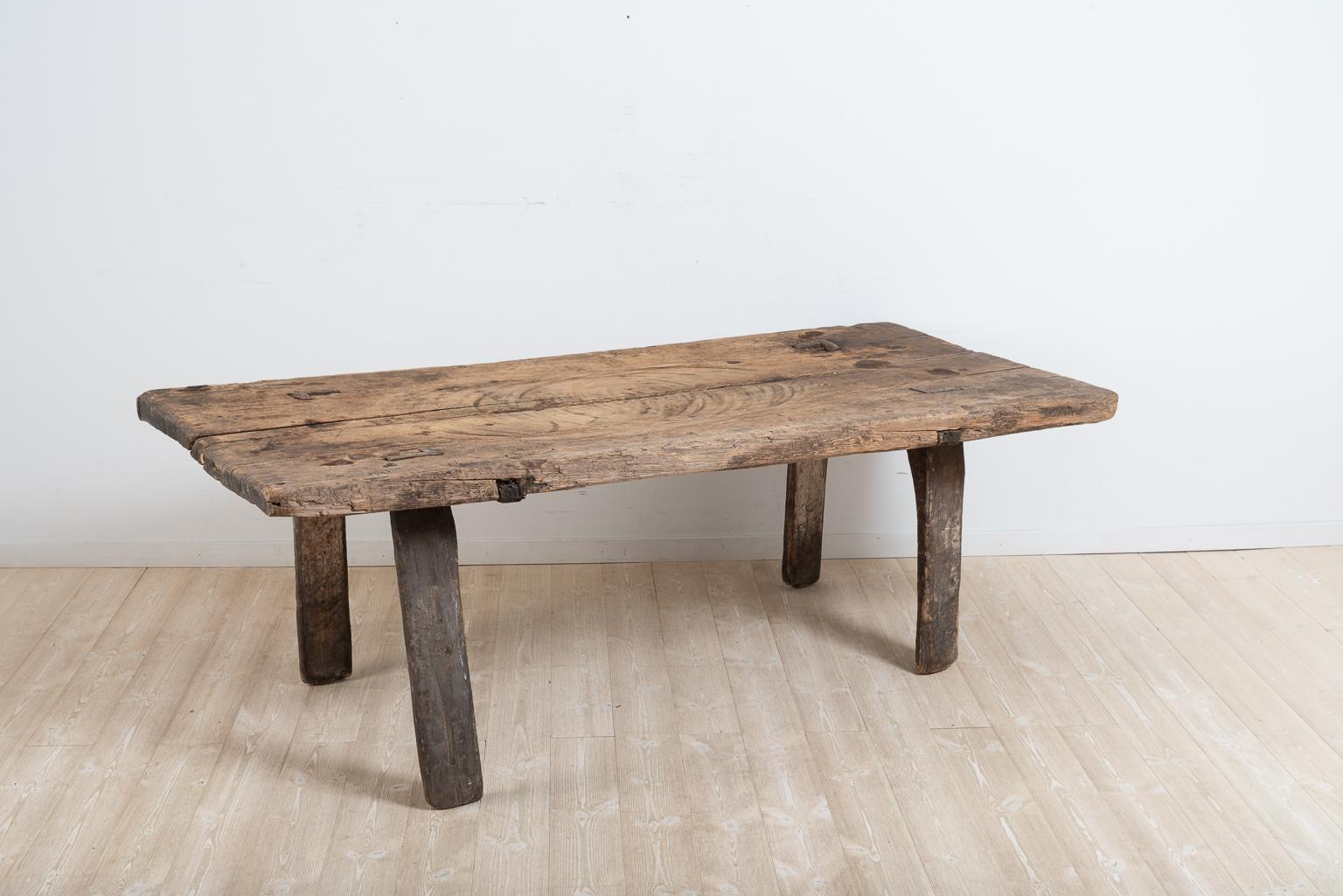 Primitive and rustic Folk Art table, a so called ‘Hednabord’. Unique and untouched. The model is the first type of freestanding tables ever made and is therefore very old. The table was manufactured before they knew how to saw timber. The tabletop’s