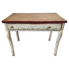 Tavolo a un cassetto in pino decorato con vernice del XVII secolo