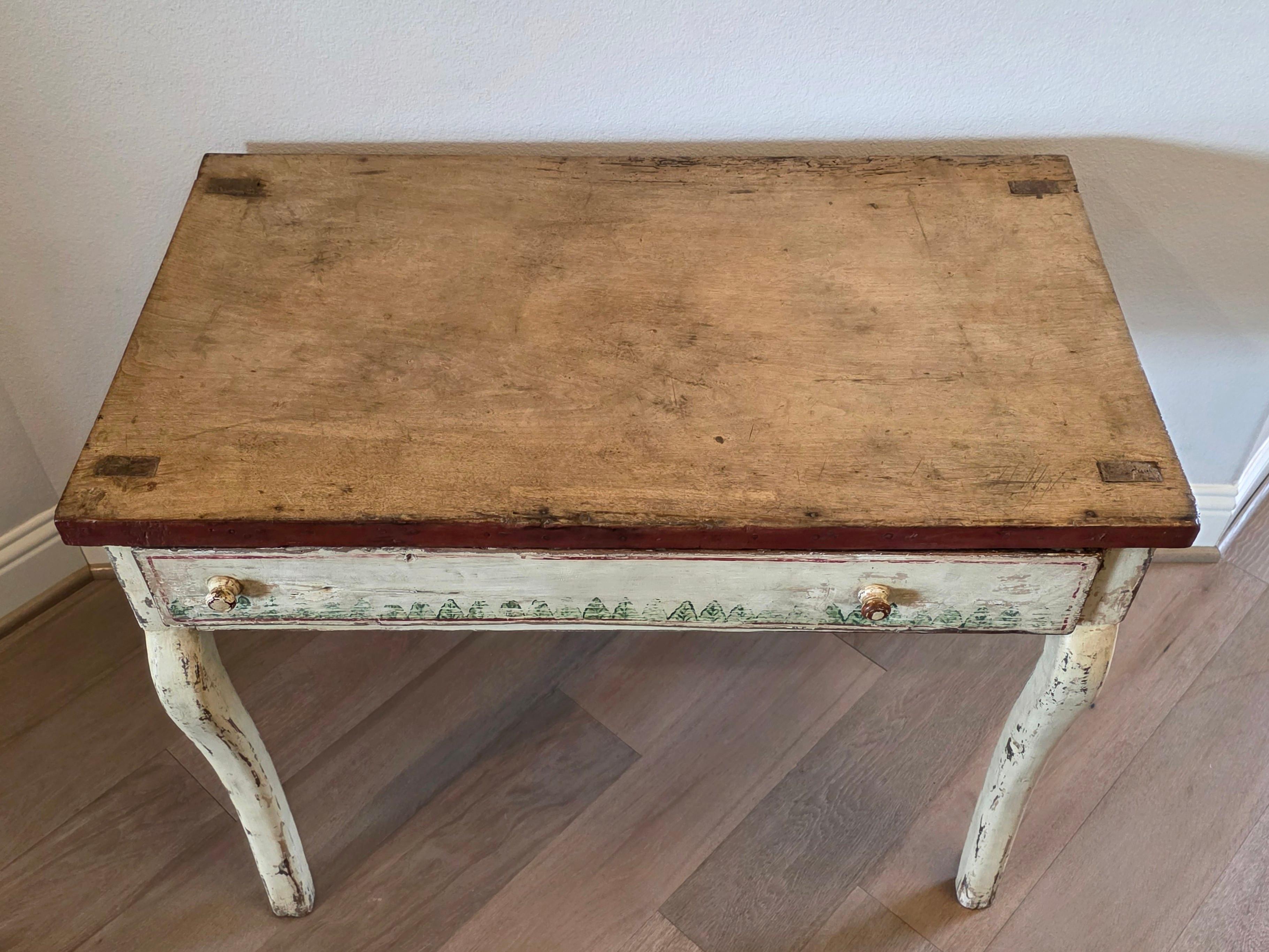 17th Century Swedish Paint Decorated Pine Single Drawer Table In Good Condition For Sale In Forney, TX