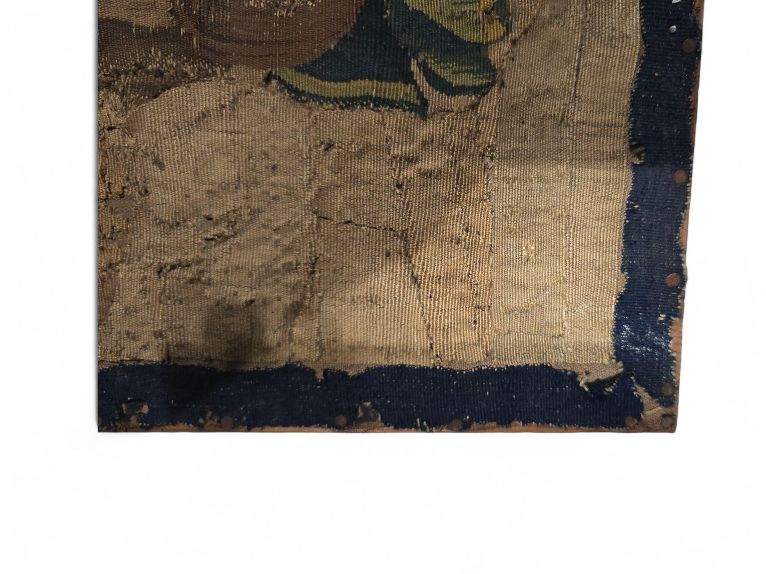 Wandteppichfragment aus dem 17. Jahrhundert, das die Büste eines Kaisers darstellt - signiert Francho im Angebot 6