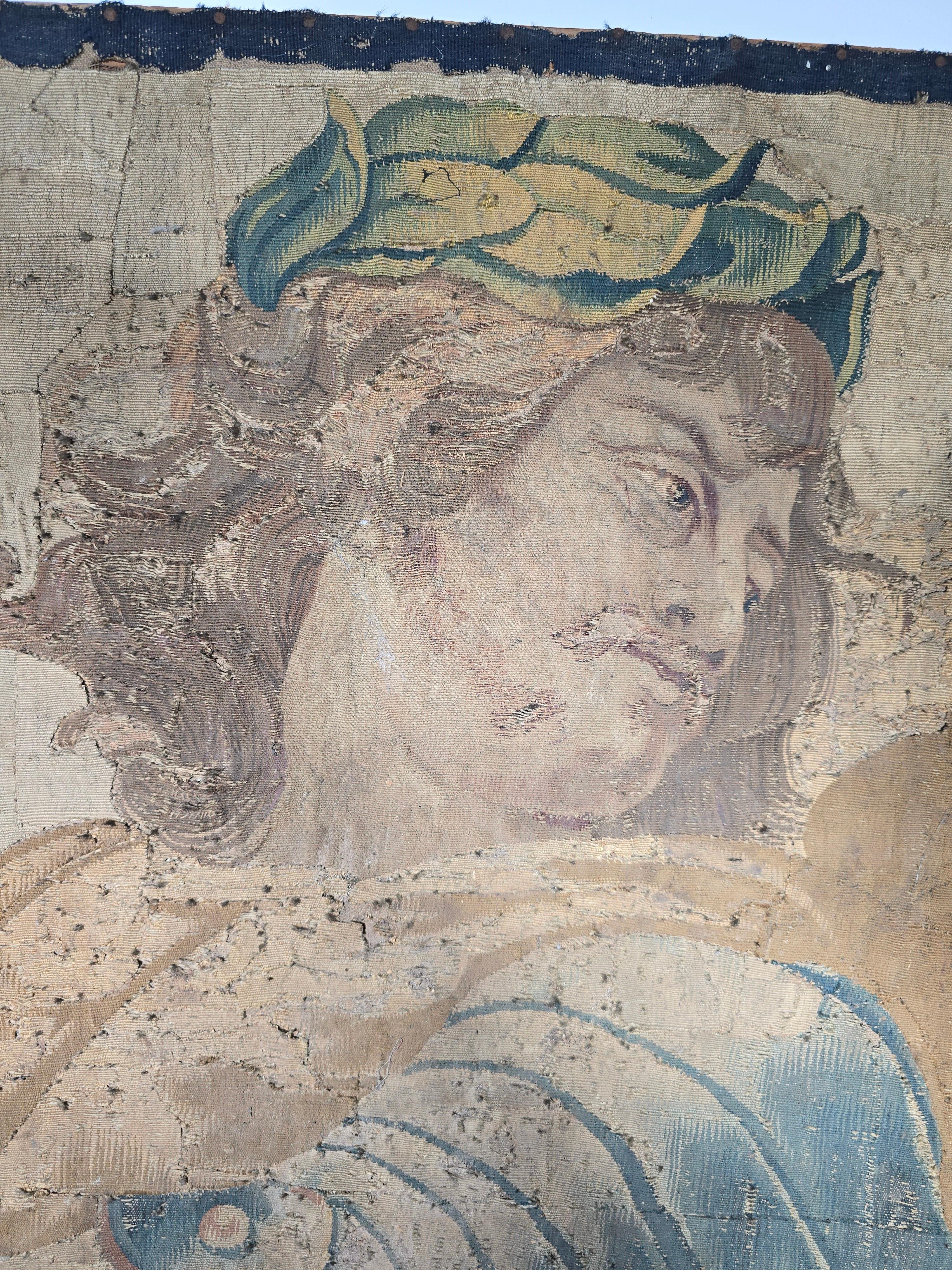 Wandteppichfragment aus dem 17. Jahrhundert, das die Büste eines Kaisers darstellt - signiert Francho im Angebot 1