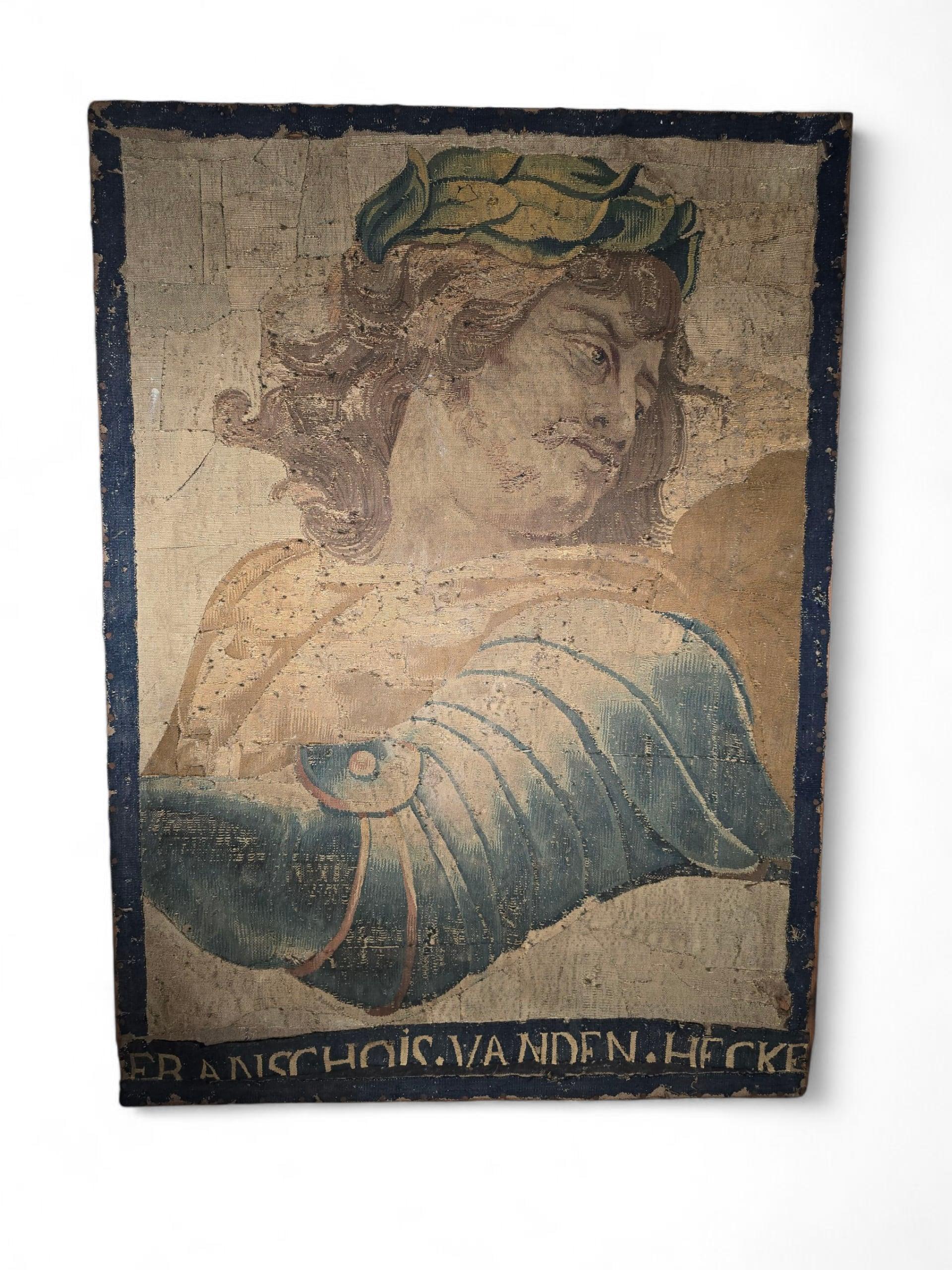 Wandteppichfragment aus dem 17. Jahrhundert, das die Büste eines Kaisers darstellt - signiert Francho im Angebot 2