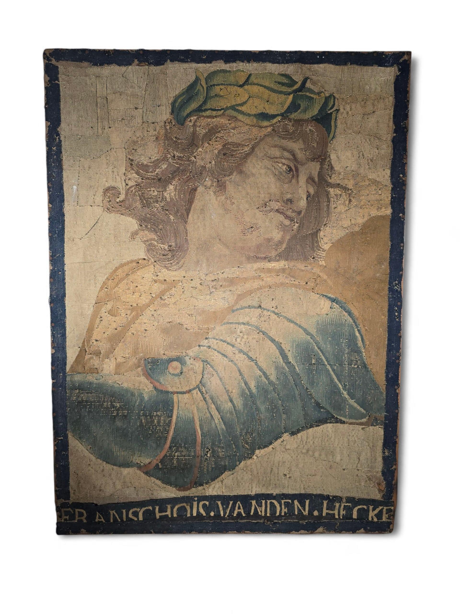 Wandteppichfragment aus dem 17. Jahrhundert, das die Büste eines Kaisers darstellt - signiert Francho im Angebot 3