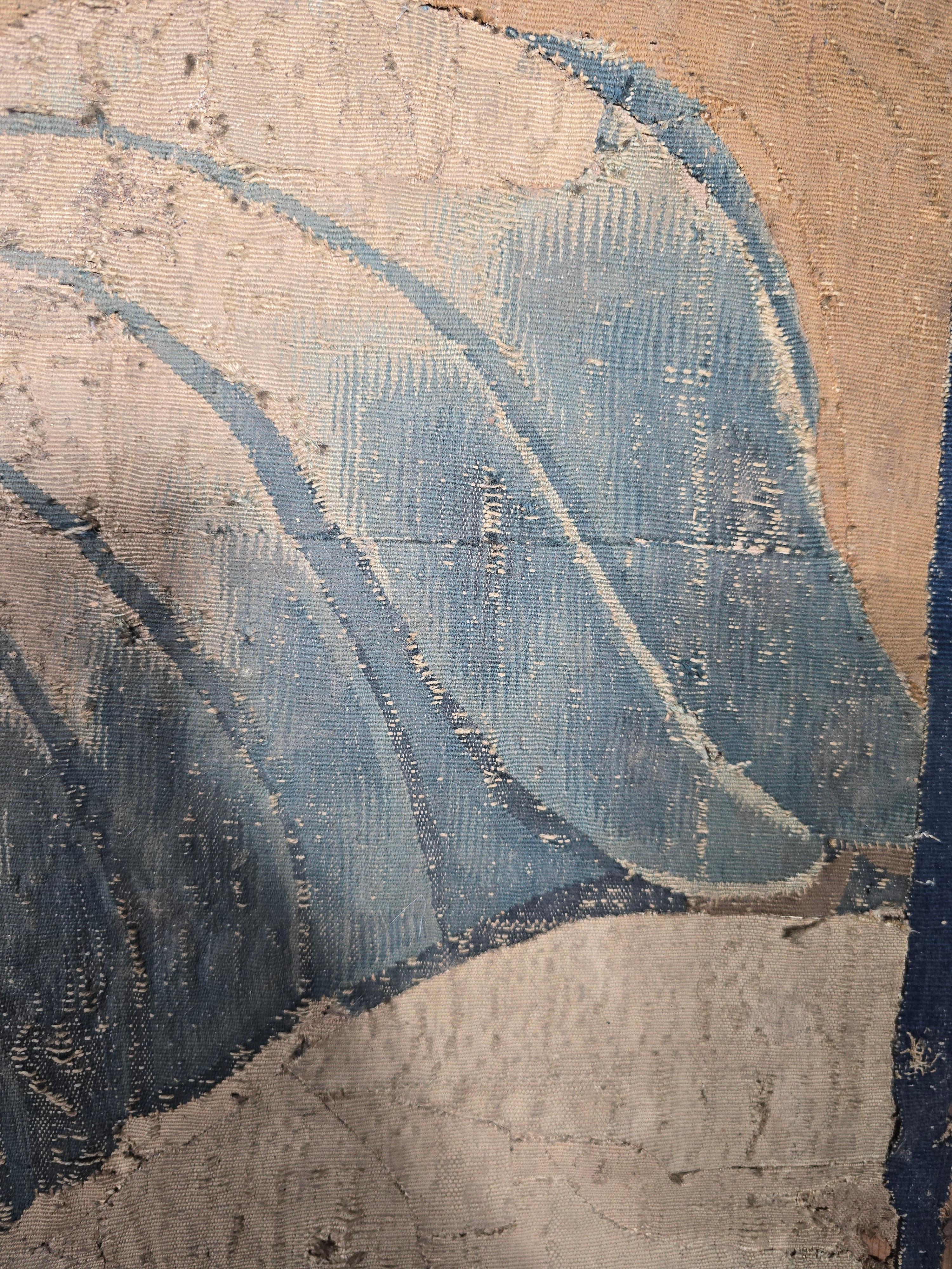 Wandteppichfragment aus dem 17. Jahrhundert, das die Büste eines Kaisers darstellt - signiert Francho im Angebot 4