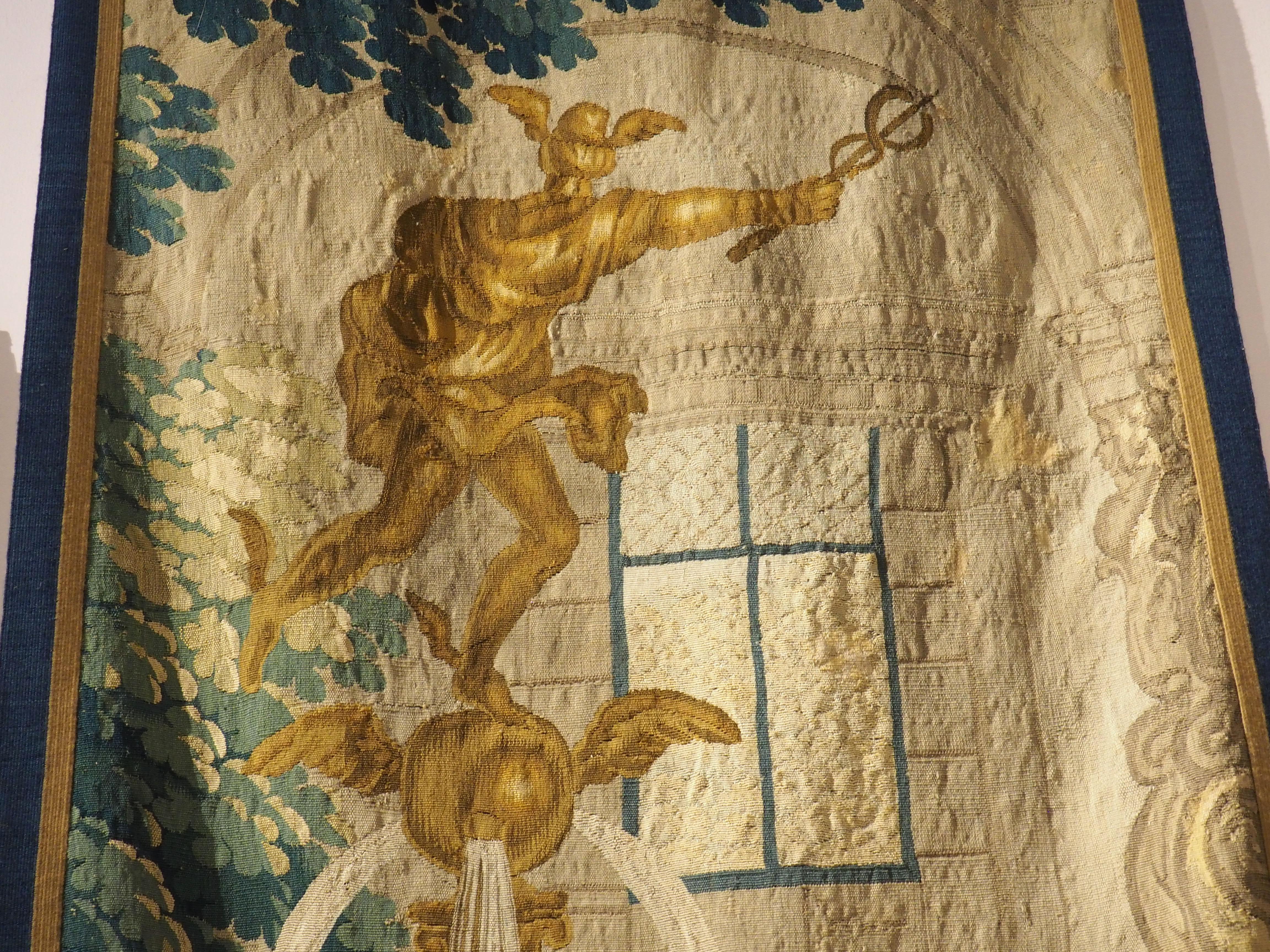 Fontaine et architecture

Cet étroit fragment de tapisserie en soie et en laine date des années 1600 et provient de Bruxelles. Elle représente une statue du dieu grec Hermès (Mercure pour les Romains), qui était le messager des dieux. Il est