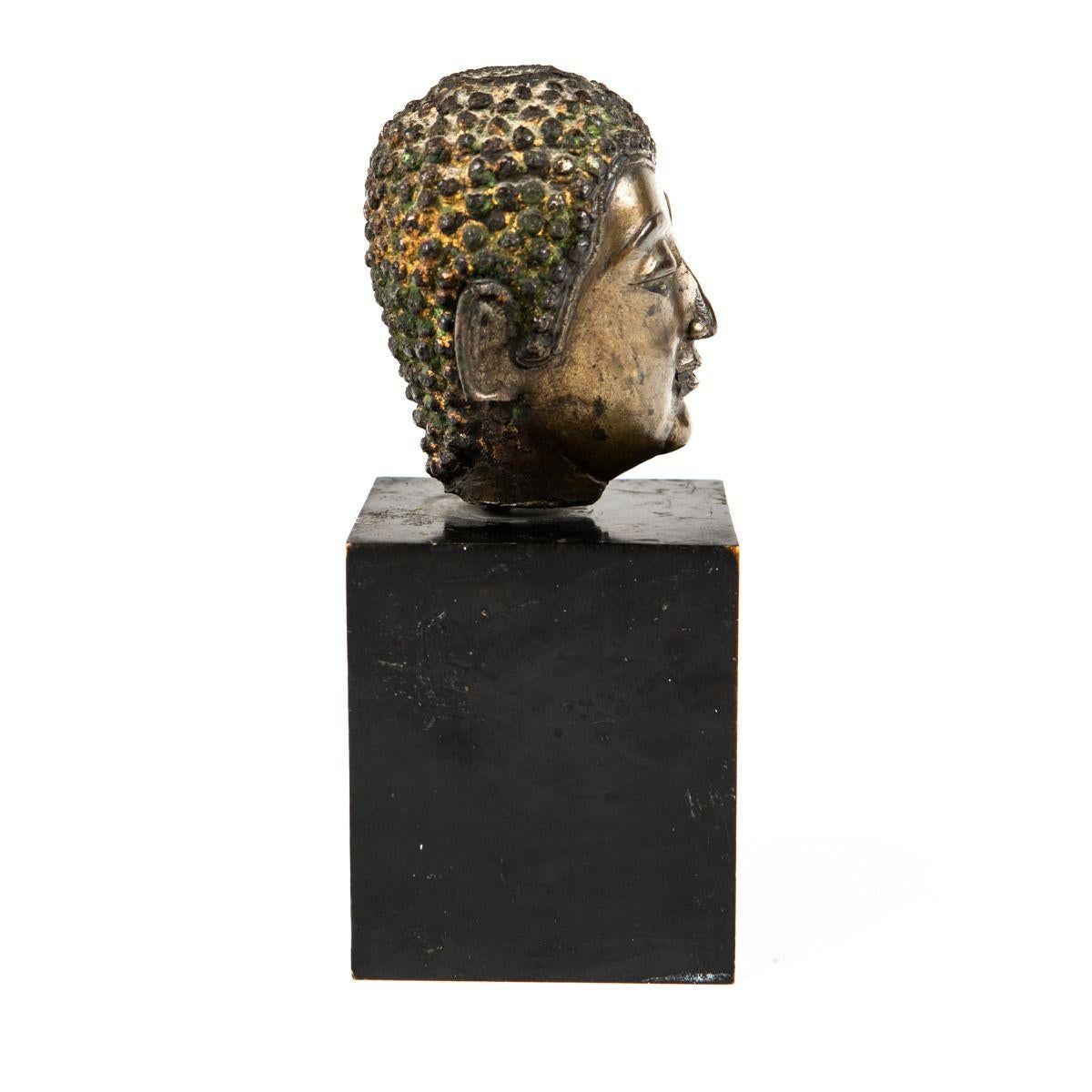 Tête de Bouddha thaïlandais du 17ème siècle en bronze Bon état - En vente à Kastrup, DK