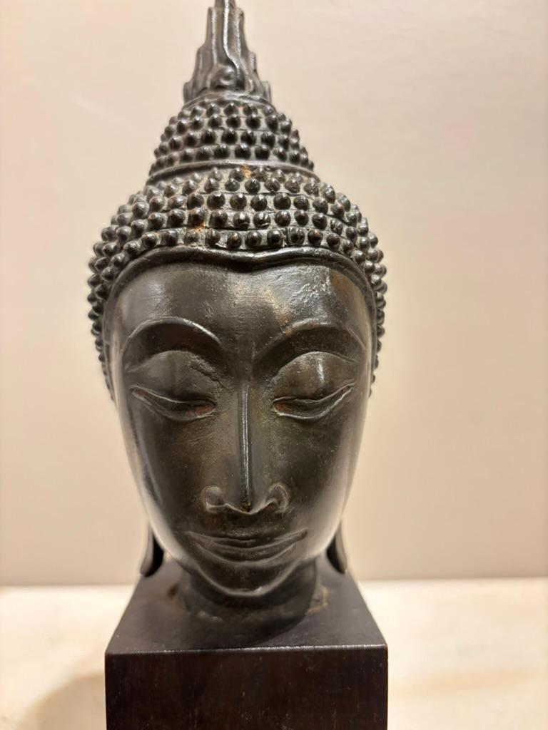 Calco Testa di Buddha in bronzo laccato tailandese del XVII secolo in vendita