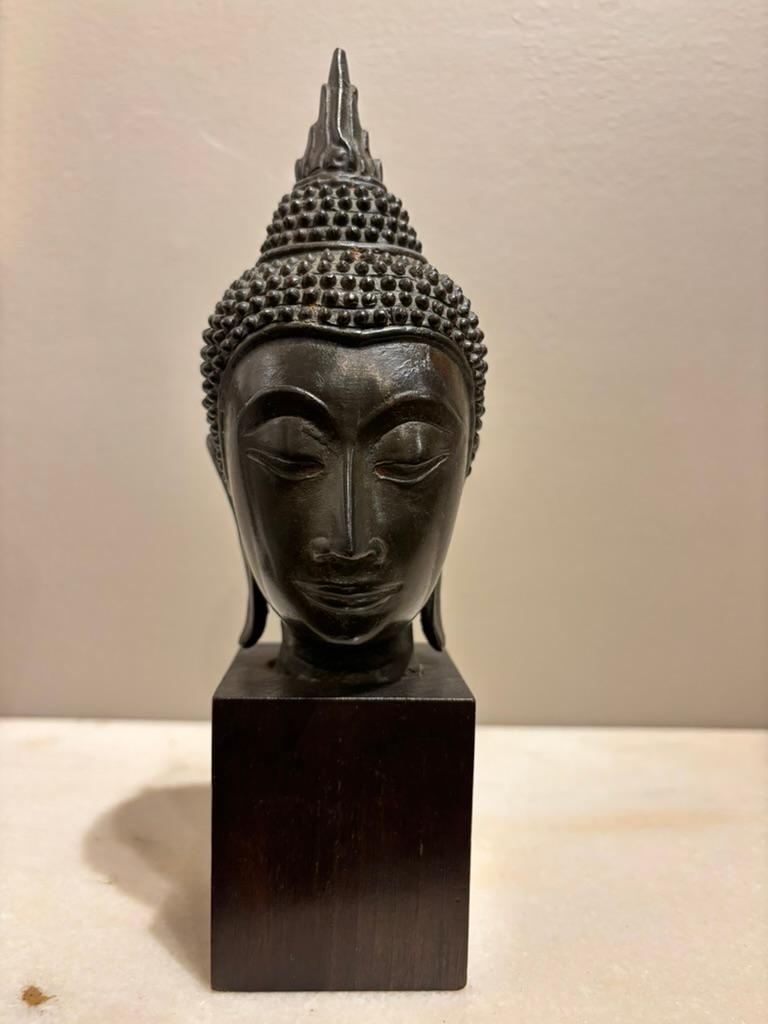 Testa di Buddha in bronzo laccato tailandese del XVII secolo In condizioni buone in vendita a Stamford, CT