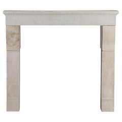 Mantel de chimenea de piedra caliza intemporal Luis XIII del siglo XVII