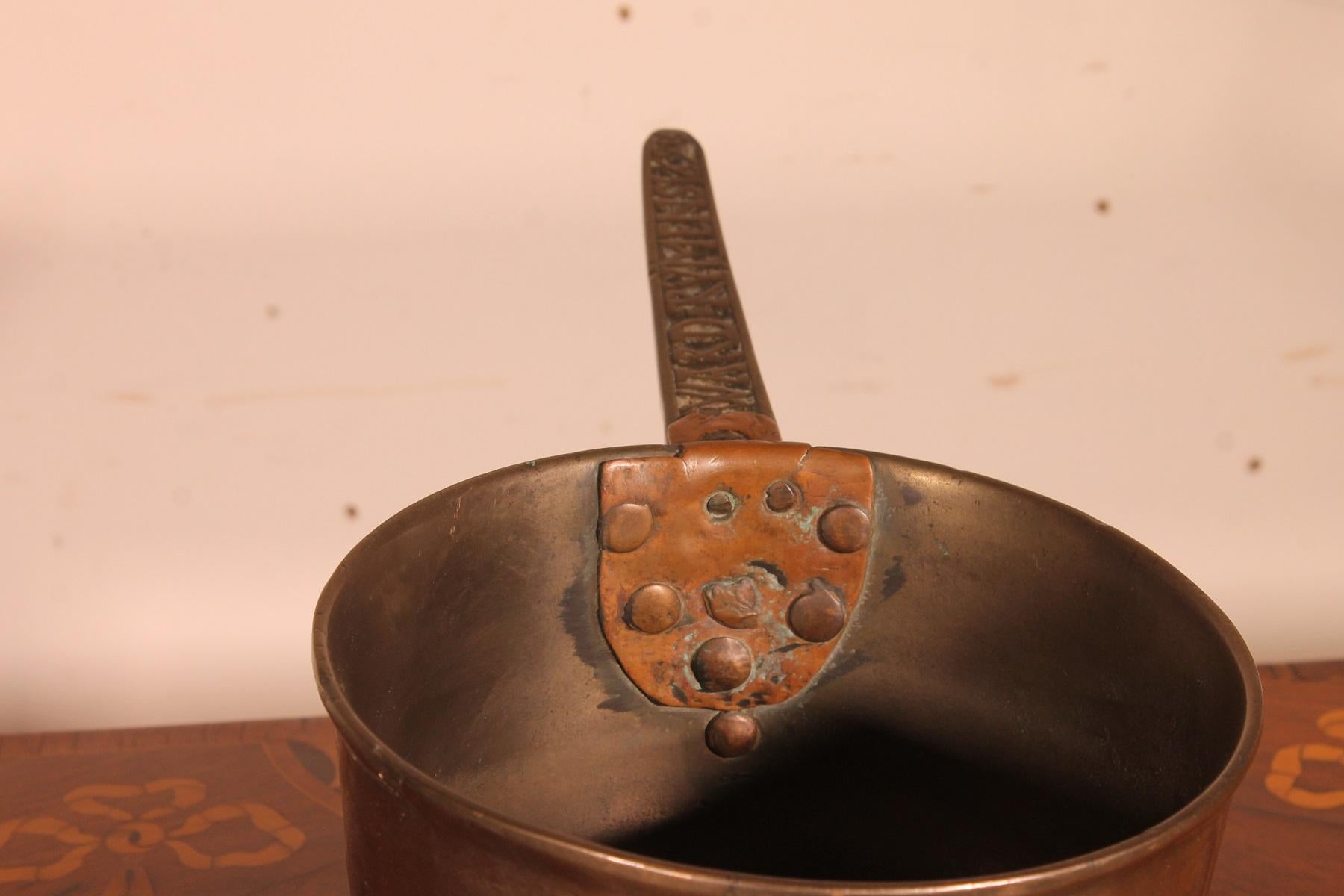 17th Century Tripod Apothecary Skillet Dated 1698 from The Ward Rvmens Family In Good Condition For Sale In Brussels, Brussels